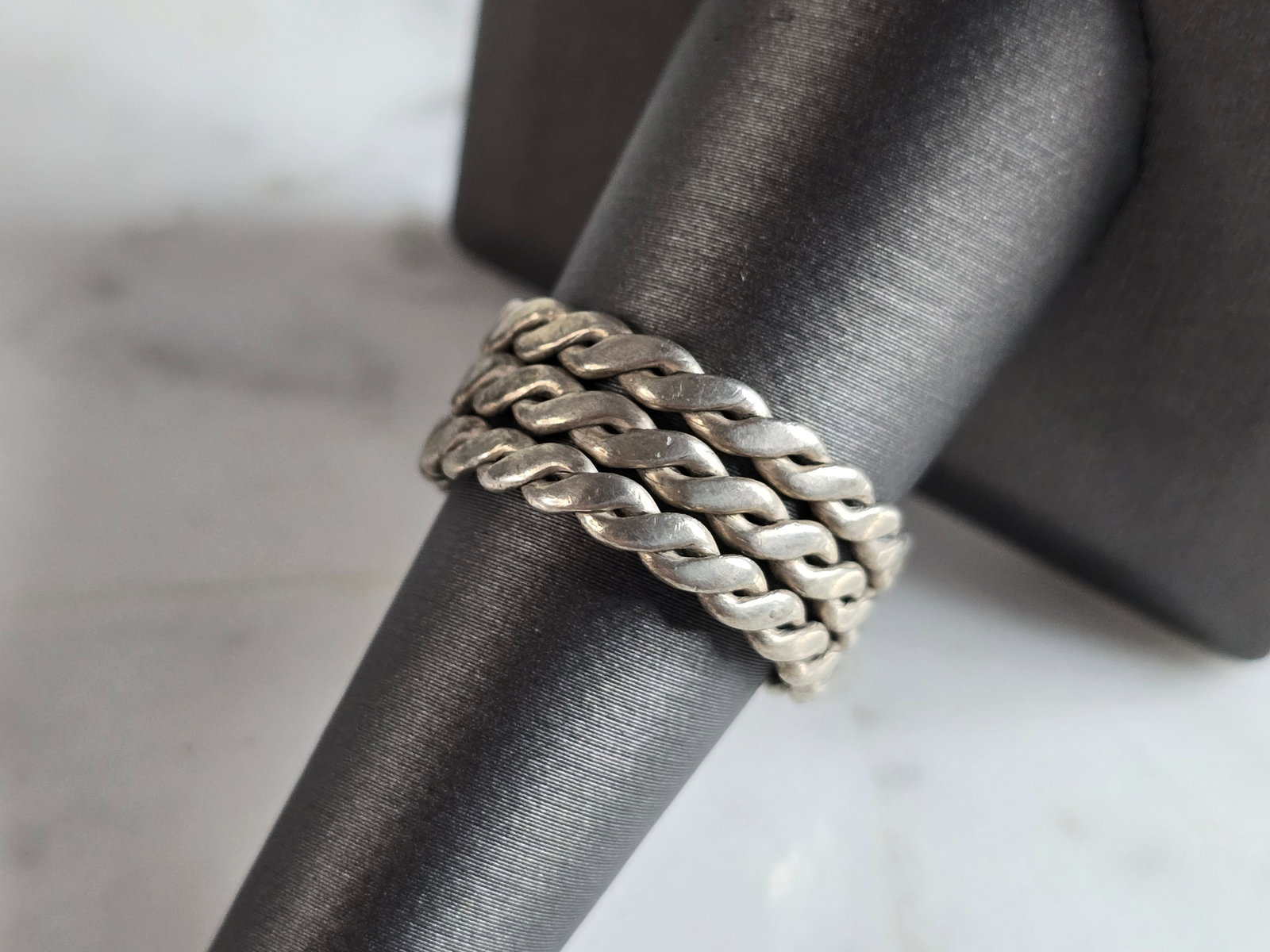 Womens Vintage Estate Sterling Silver Modernist Ring: A WOMENS VINTAGE ESTATE STERLING SILVER MODERNIST RING. THE RING WEIGHS 6.2g, AND IS A SIZE 8.25. THE LENGTH OF THE RING IS 3/8". ANY QUESTIONS PLEASE DO NOT HESITATE TO ASK. BE SURE TO CHECK OUT SOME