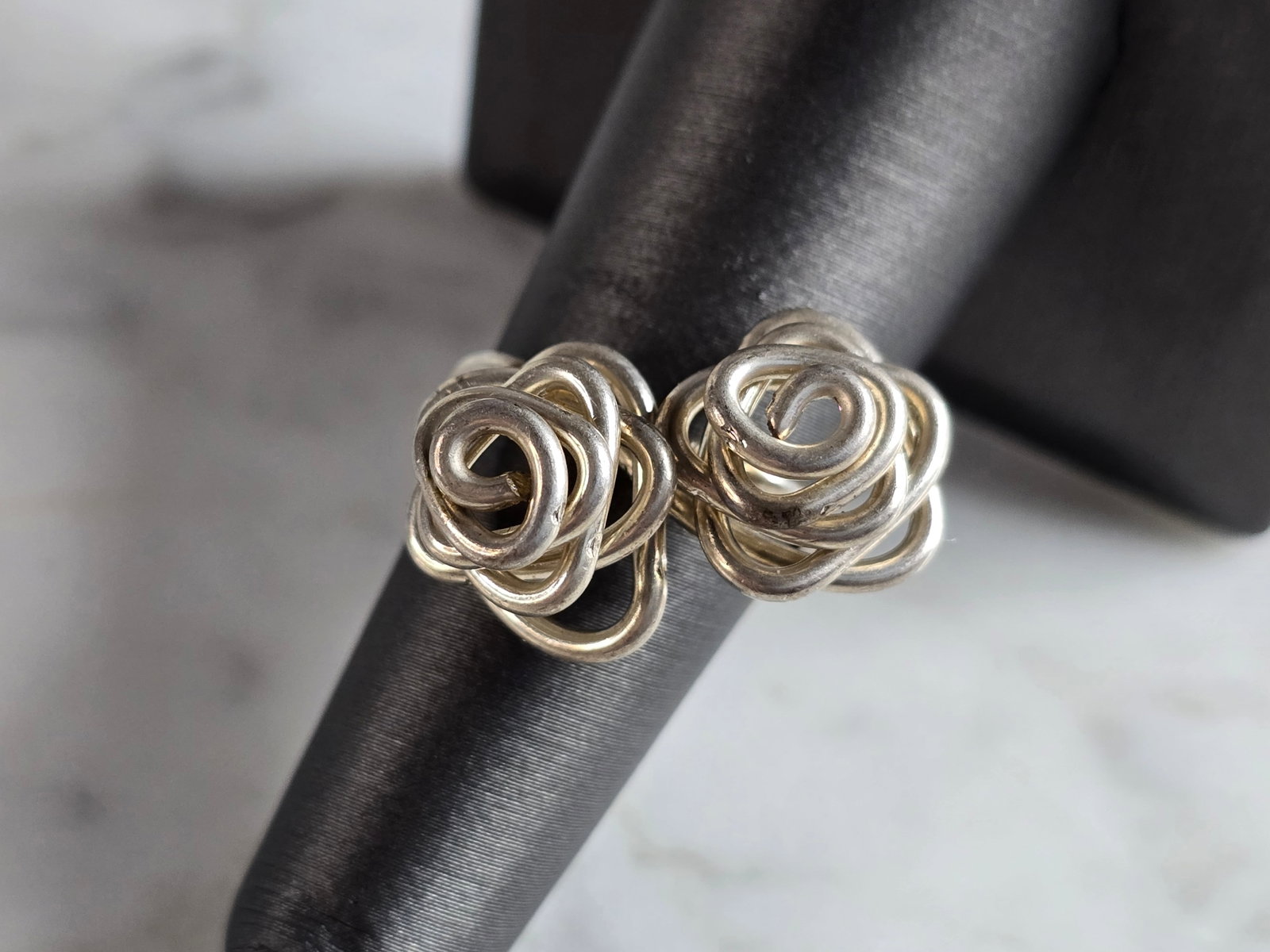 Womens Vintage Estate Sterling Silver Modernist Flower Ring: A WOMENS VINTAGE ESTATE STERLING SILVER MODERNIST FLOWER RING. THE TOTAL WEIGHT IS 5.4g, AND IS A SIZE 6.5. THE WIDTH OF THE RING IS 1". RING IS NOT MARKED BUT IT HAS BEEN TESTED AND IS GUARANTEED TO 