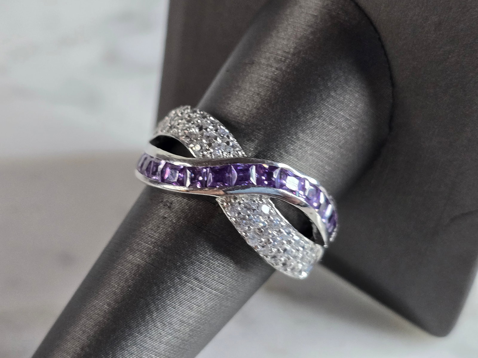 Womens Vintage Estate Sterling Silver Amethyst CZ Ring: FOR SALE IS THIS WONDERFUL WOMENS VINTAGE ESTATE STERLING SILVER AMETHYST COLORED RING. NOT SURE IF STONES ARE REAL OR MAN MADE. THE RING WEIGHS 6.6g, AND IS A SIZE 10.0. THE WIDTH OF THE RING IS3/8".