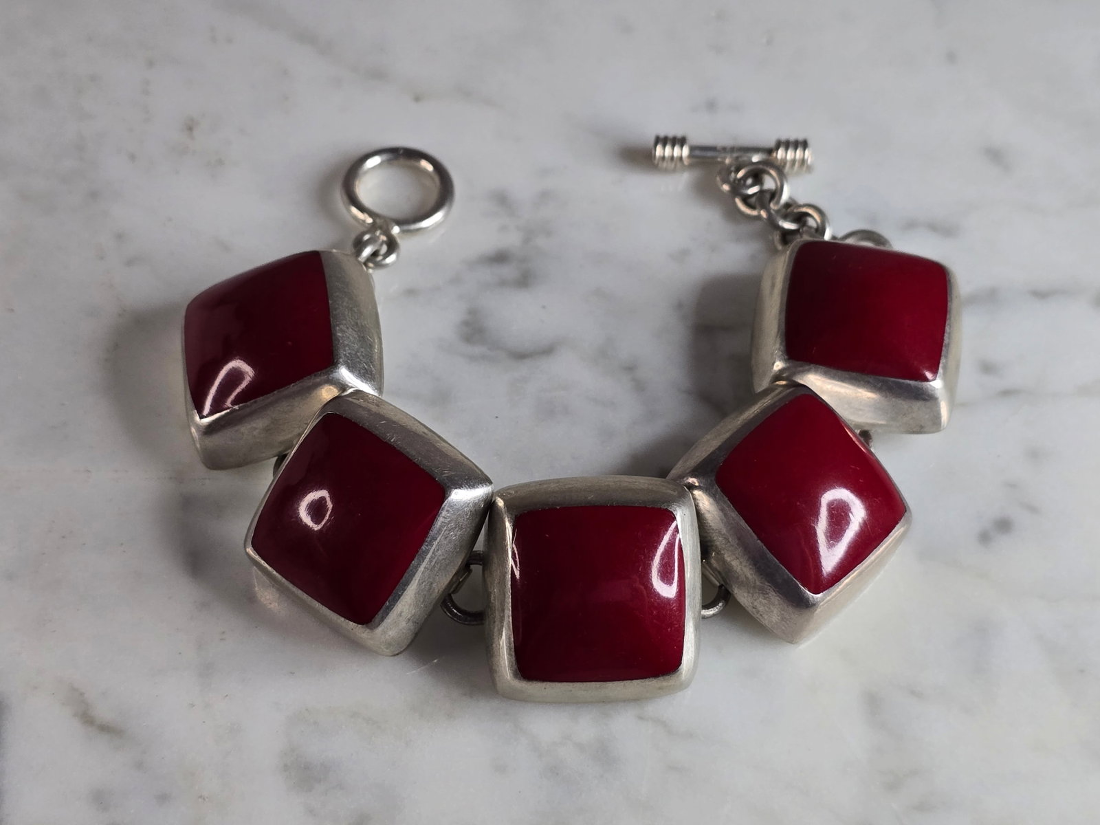 Womens Vintage Estate Sterling Silver Modernist Bracelet: A WOMENS VINTAGE ESTATE STERLING SILVER MODERNIST ENAMEL BRACELET. BRACELET MEASURES 7 1/2" LONG BY 7/8" WIDE AND WEIGHS 75.8g. THIS WOULD MAKE A LOVELY GIFT FOR THAT SOMEONE SPECIAL. ANY QUESTIONS, P