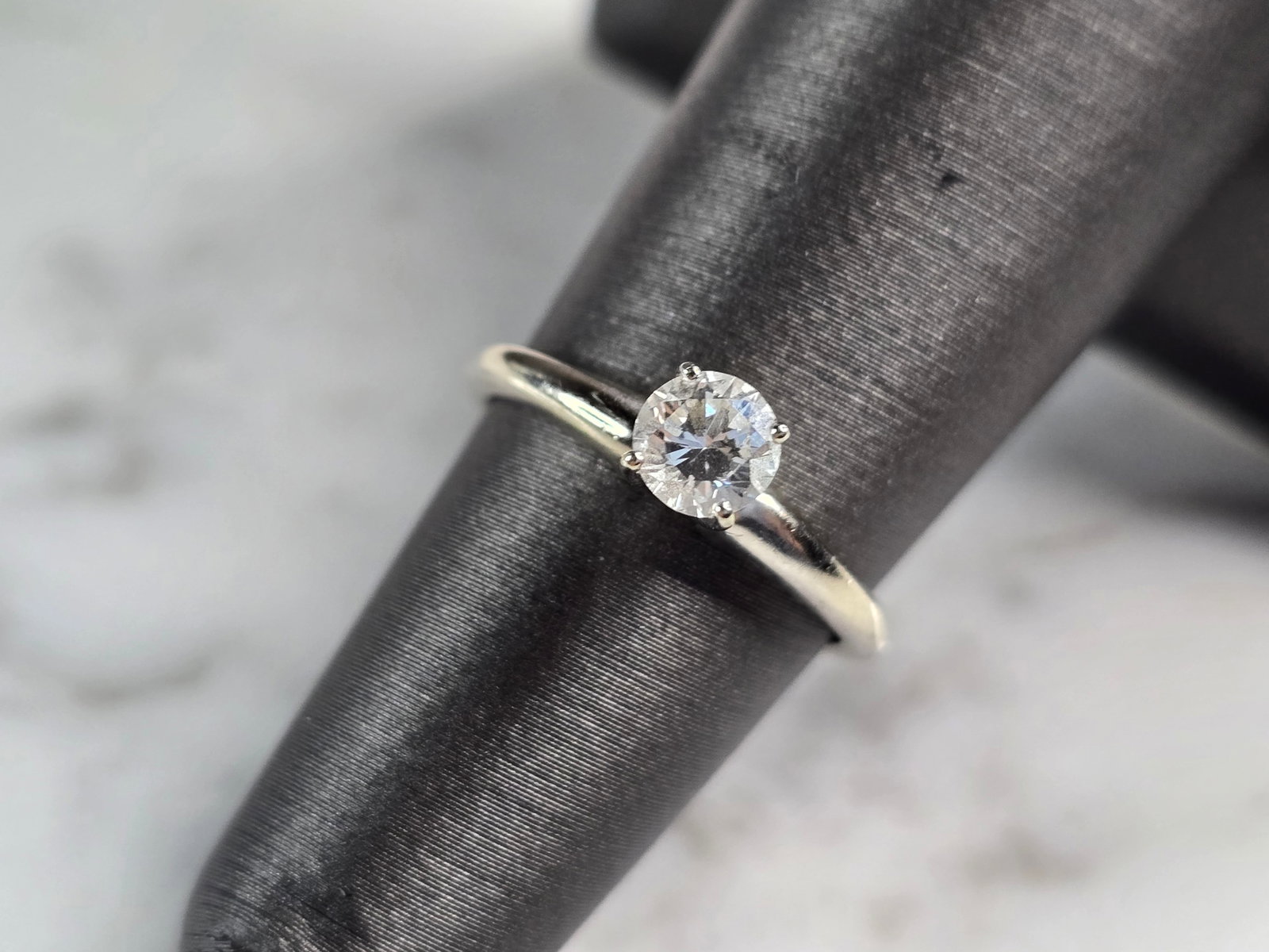 Womens Vintage Estate 14K White Gold Diamond Engagement Ring: A WOMENS VINTAGE ESTATE 14K WHITE GOLD DIAMOND ENGAGEMENT RING. THE RING IS A SIZE 5.25 AND WEIGHS 2.4g. DIAMOND IS ABOUT .25cts. THE WIDTH OF THE RING IS 3/16". RING IS MARKED ON THE INSIDE OF THE BA