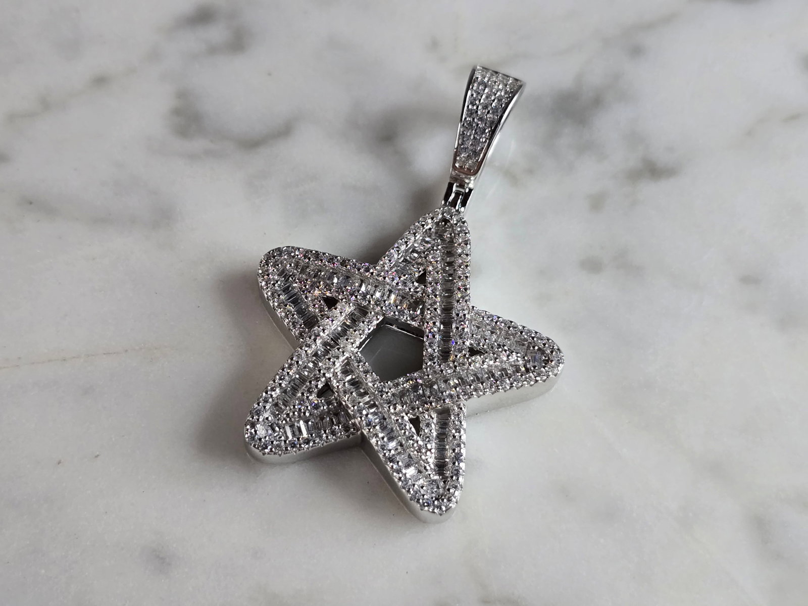Womens Vintage Estate Sterling Silver CZ Star Pendant: A WOMENS VINTAGE ESTATE STERLING SILVER CZ STAR PENDANT. THE PENDANT WEIGHS 11.0g, AND MEASURES 1 7/8" BY 1 1/8". MAKES A GREAT GIFT FOR THAT SPECIAL SOMEONE. ANY QUESTIONS, PLEASE DO NOT HESITATE TO 