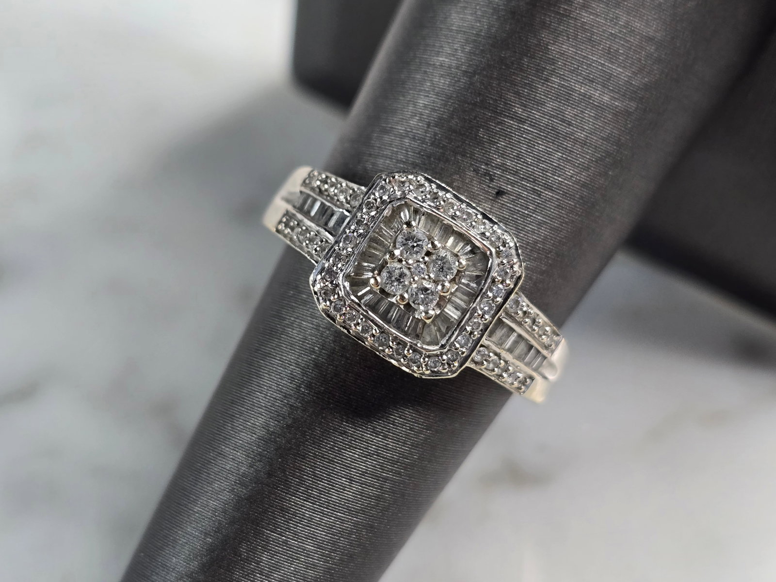 Womens Vintage Estate 14K White Gold Diamond Ring: A WOMENS VINTAGE ESTATE 14K WHITE GOLD DIAMOND RING. THE RING IS A SIZE 7.25 AND WEIGHS 3.7g. THERE ARE ABOUT .92cts OF DIAMONDS IN THE RING. THE WIDTH OF THE RING IS 3/8". RING IS MARKED 14K. ANY QUE