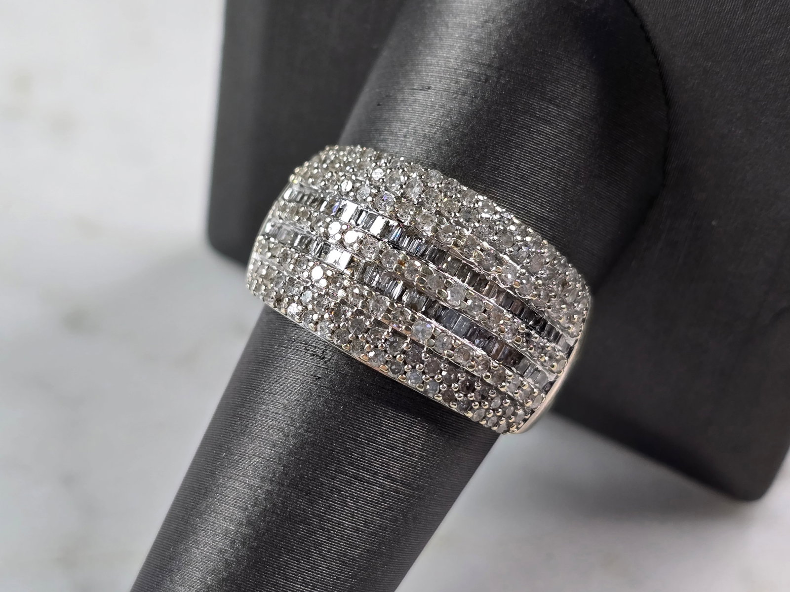Womens Vintage Estate 10K Yellow Gold Modernist Diamond Ring: A WOMENS VINTAGE ESTATE 10K YELLOW GOLD DIAMOND RING. THERE ARE ABOUT 213 SMALL DIAMONDS IN THIS RING. THE TOTAL WEIGHT IS 6.0g, AND IS A SIZE 10.0. THE WIDTH OF THE RING IS 1/2". ANY QUESTIONS PLEASE
