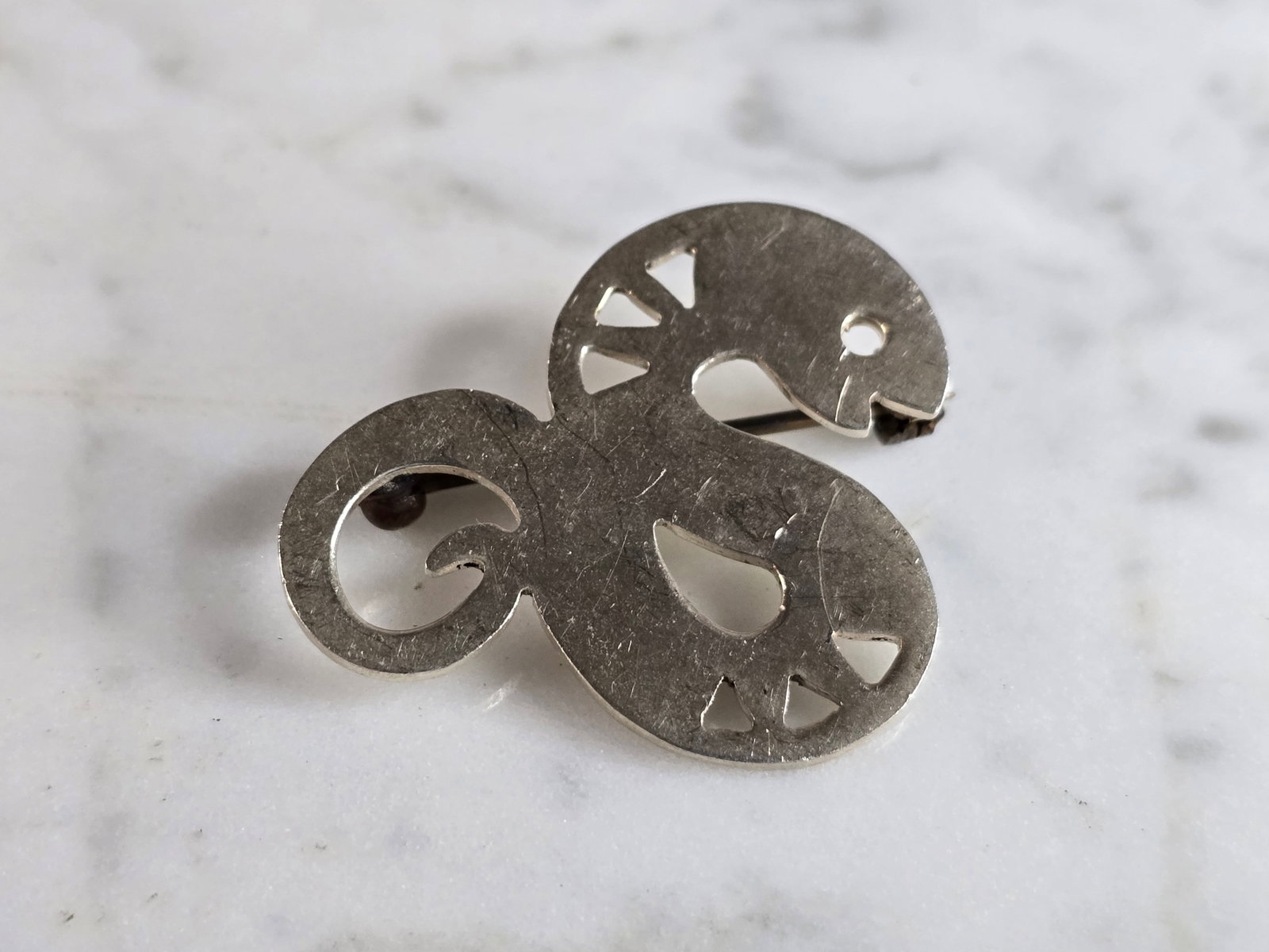 Womens Vintage Estate Sterling Silver Modernist Snake Brooch: A WOMENS VINTAGE ESTATE STERLING SILVER MODERNIST SNAKE BROOCH. THE TOTAL WEIGHT OF THE BROOCH IS 5.8g. THE BROOCH MEASURES 1 3/8" LONG BY 1 1/4" WIDE. MAKES A GREAT GIFT FOR THAT SPECIAL SOMEONE. ANY