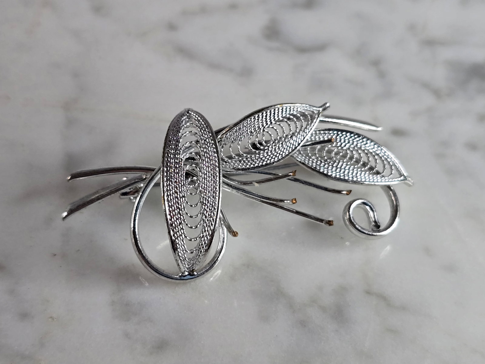 Womens Vintage Estate Sterling Silver Filigree Brooch: A WOMENS VINTAGE ESTATE STERLING SILVER FILIGREE BROOCH. THE BROOCH MEASURES 2" LONG BY 1" WIDE, AND WEIGHS 6.9g. ANY QUESTIONS, PLEASE DON'T HESITATE TO ASK. MAKES AN ATTRACTIVE GIFT FOR THAT SOMEONE