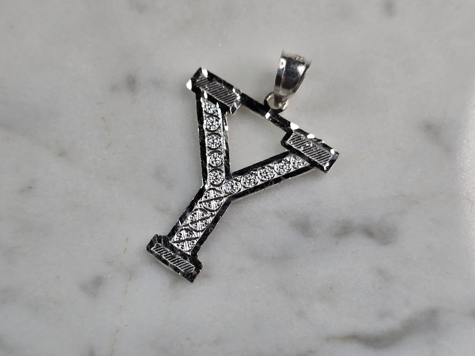 Womens Sterling Silver Initial Letter " Y " Pendant: A WOMENS STERLING SILVER INITIAL LETTER "Y" PENDANT. PENDANT WEIGHS 1.0g AND MEASURES 1 1/8" LONG BY 3/4" WIDE. MAKES A GREAT GIFT FOR THAT SOMEONE SPECIAL. ANY QUESTIONS, PLEASE ASK. BE SURE TO CHECK