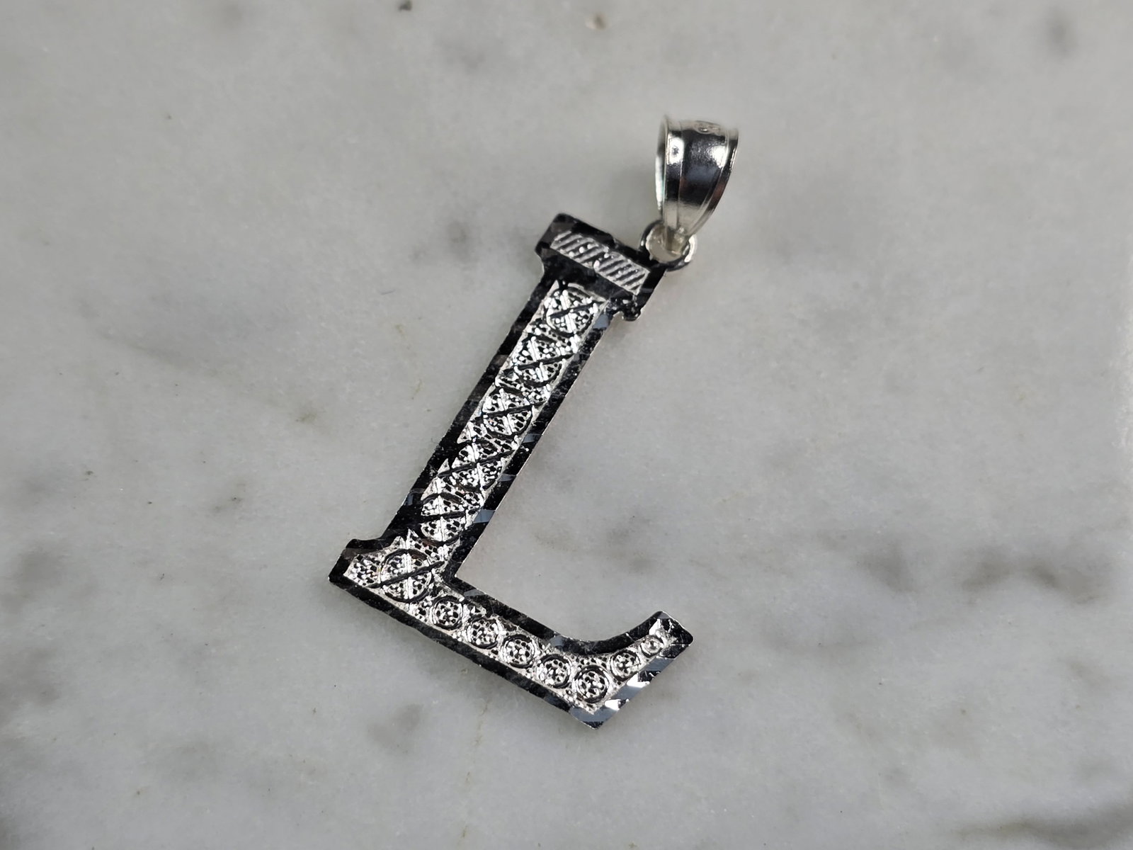 Womens Sterling Silver Initial Letter " L " Pendant: A WOMENS STERLING SILVER INITIAL LETTER "L" PENDANT. PENDANT WEIGHS 1.0g AND MEASURES 1 1/8" LONG BY 5/8" WIDE. MAKES A GREAT GIFT FOR THAT SOMEONE SPECIAL. ANY QUESTIONS, PLEASE ASK. BE SURE TO CHECK