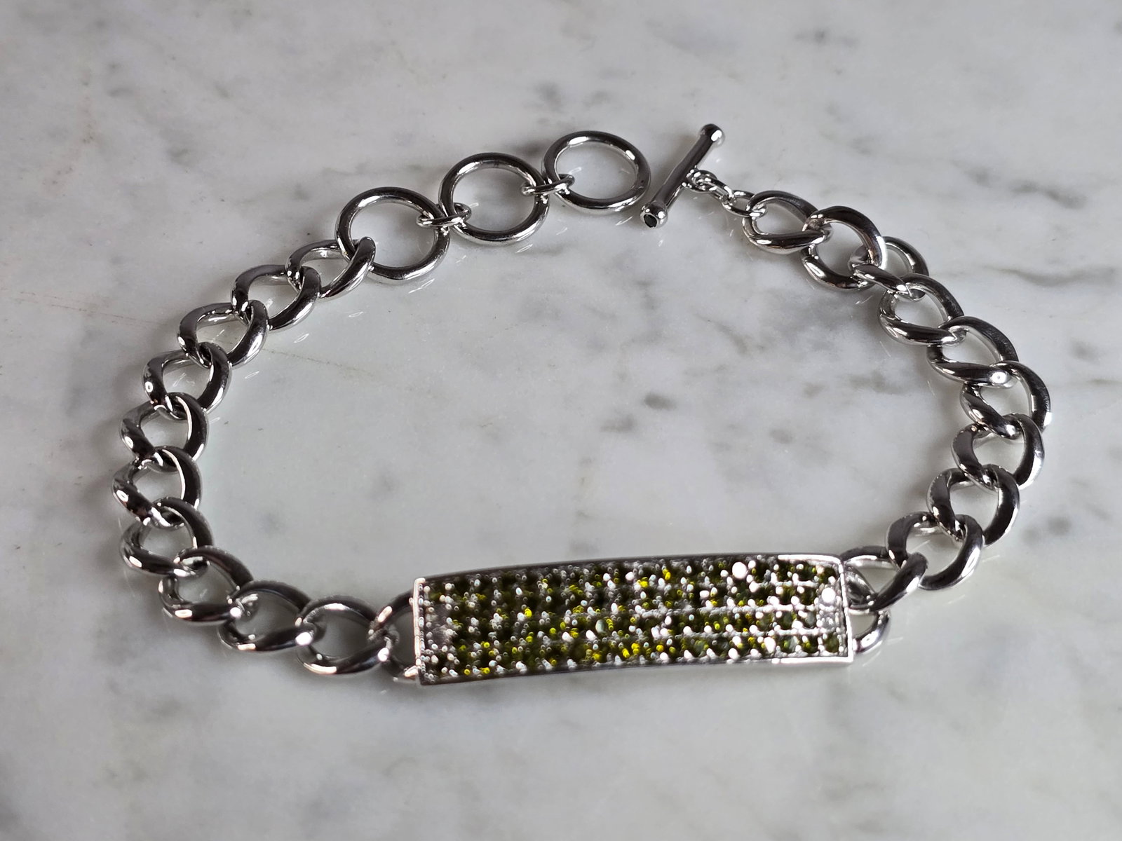 Womens Vintage Estate Sterling Silver Modernist Bracelet: A WOMENS VINTAGE ESTATE STERLING SILVER MODERNIST BRACELET WITH PERIDOT COLORED CZ STONES. BRACELET MEASURES 8 1/2" LONG BY 3/8" WIDE AND WEIGHS 18.6g. THIS WOULD MAKE A LOVELY GIFT FOR THAT SOMEONE S