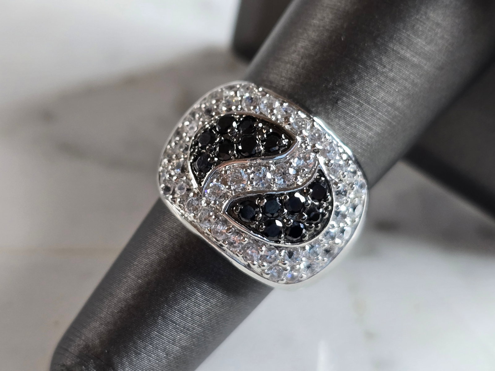 Womens Vintage Estate Sterling Silver Art Deco Style Ring: A WOMENS VINTAGE ESTATE STERLING SILVER ART DECO STYLE RING. RING WEIGHS 7.8g AND IS A SIZE 6.75. THE WDITH OF THE RING IS 5/8". THIS WOULD MAKE A NICE GIFT FOR THAT SOMEONE SPECIAL. ANY QUESTIONS PLE