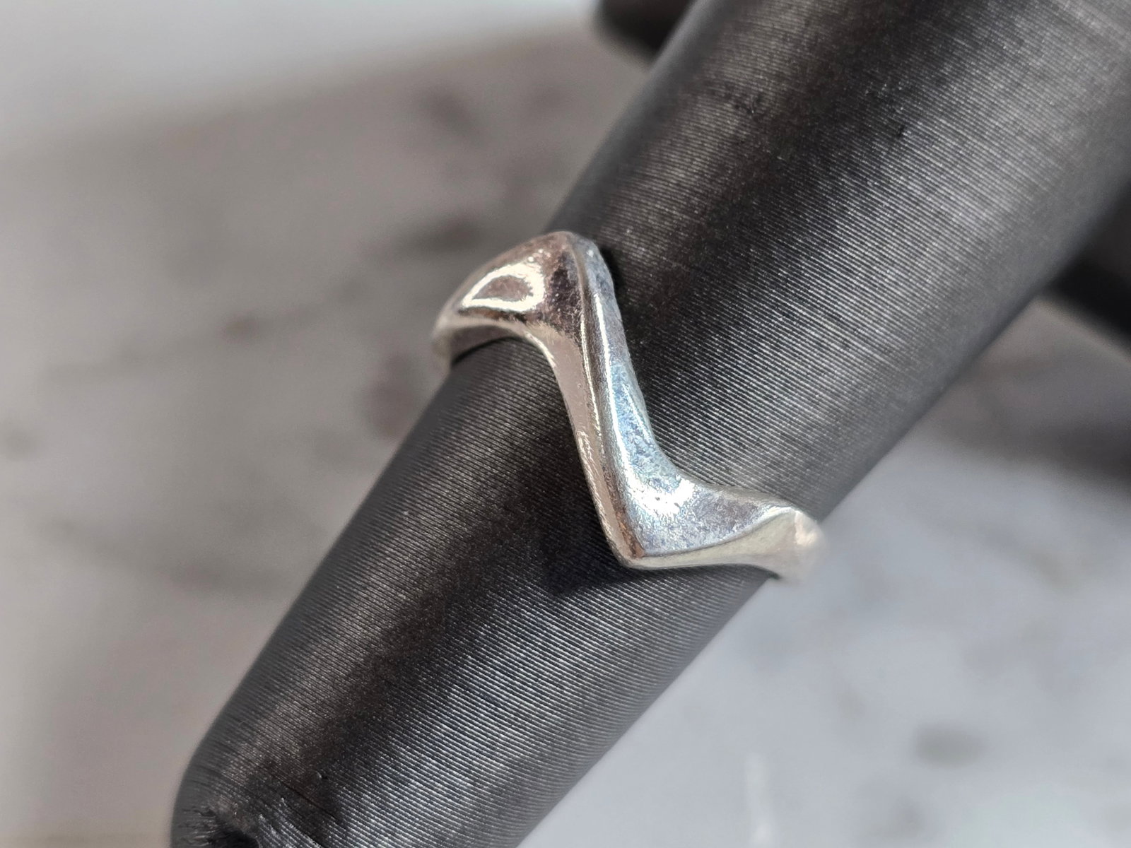Womens Estate Sterling Silver Modernist Ring: A WOMENS VINTAGE ESTATE STERLING SILVER MODERNIST RING. THE RING WEIGHS 1.7g, AND IS A SIZE 6.0. THE WIDTH OF THE RING IS 3/8". ANY QUESTIONS PLEASE DO NOT HESITATE TO ASK. BE SURE TO CHECK OUT SOME O