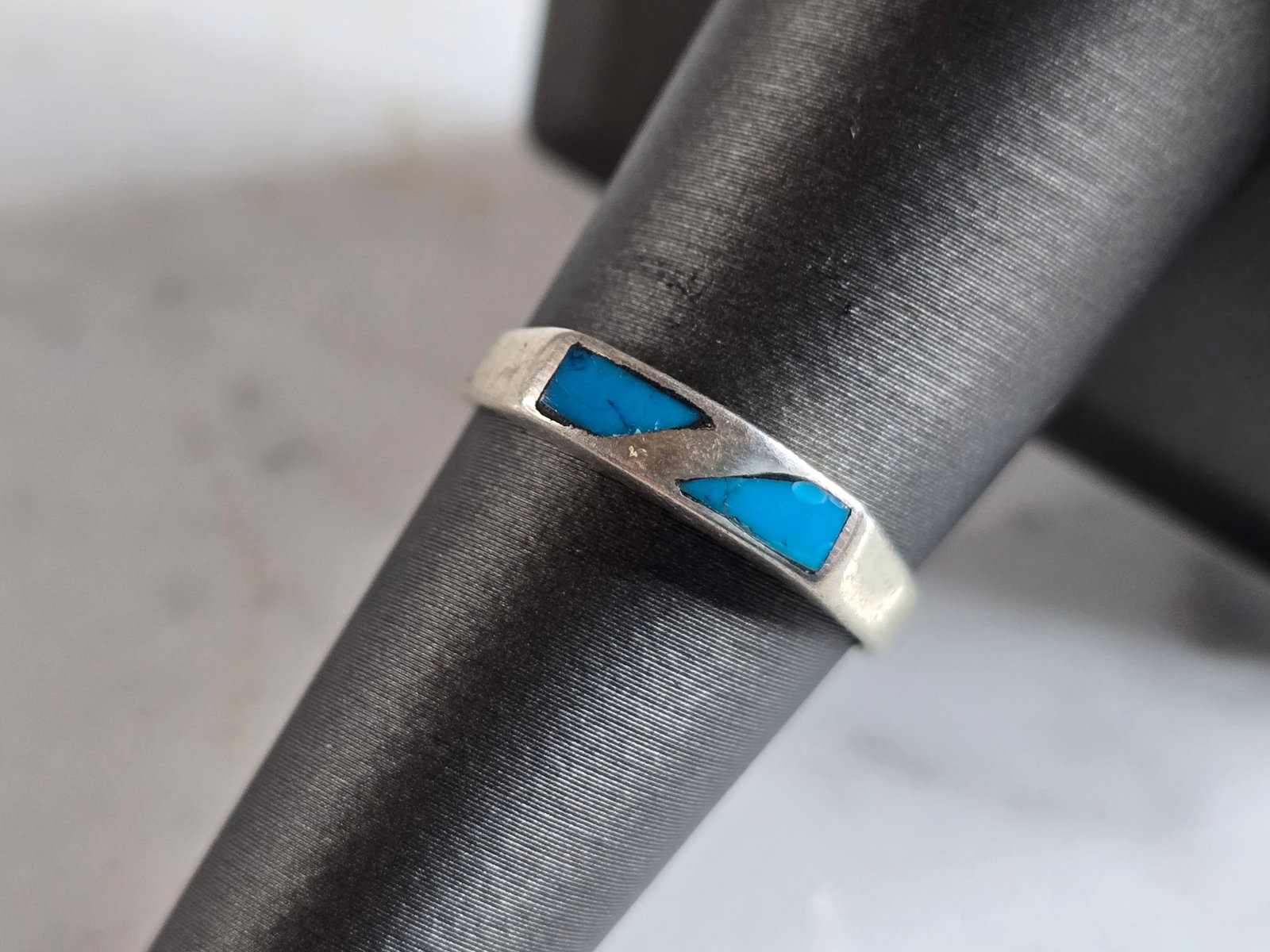 Womens Vintage Estate Sterling Silver Modernist Turquoise Ring: A WOMENS VINTAGE ESTATE STERLING SILVER MODERNIST TURQUOISE RING. RING SIZE IS 6.5, AND WEIGHS 1.6g. THE WIDTH OF THE RING IS 1/8". THIS WOULD MAKE A NICE GIFT FOR THAT SOMEONE SPECIAL. ANY QUESTIONS 