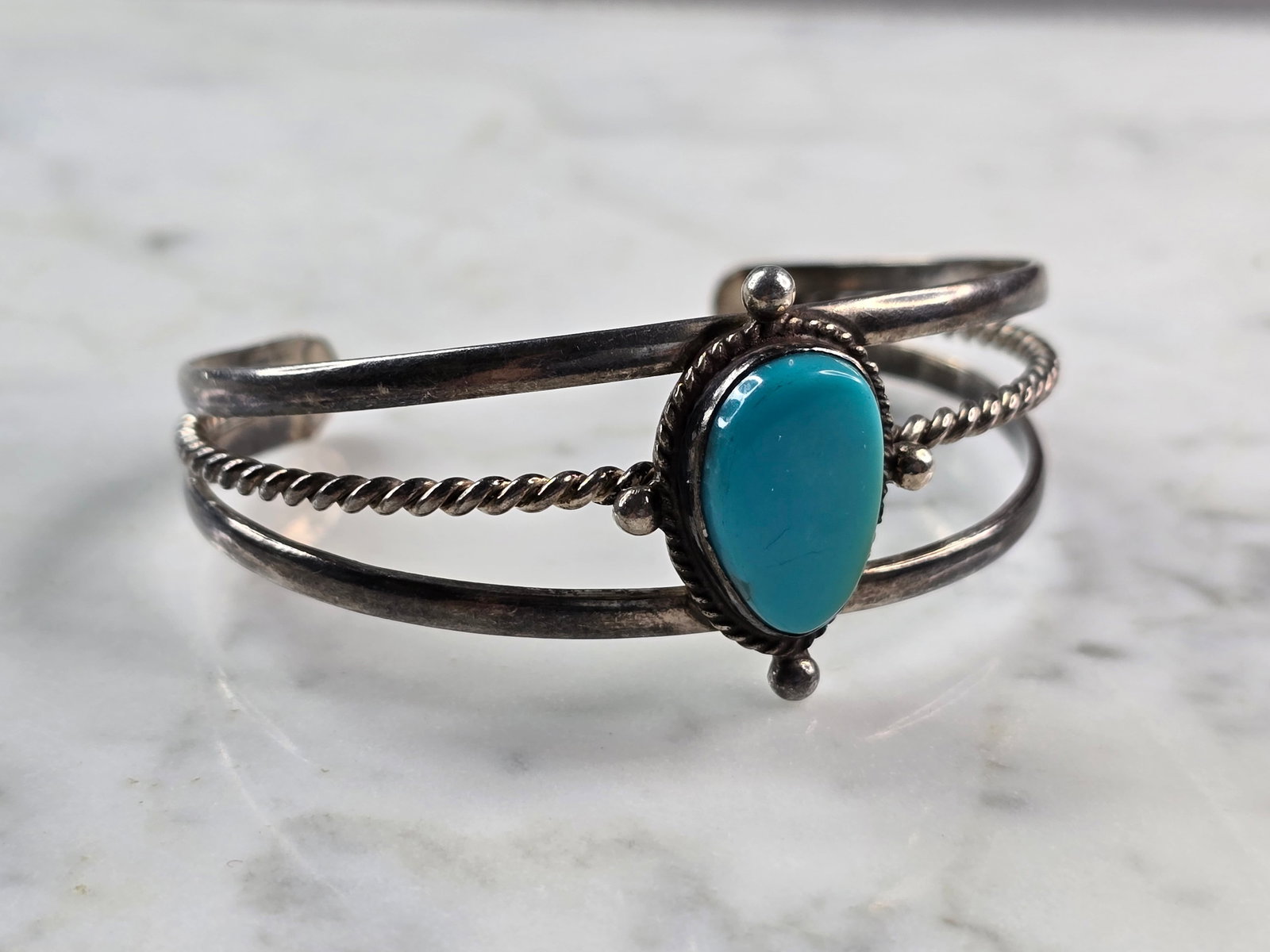 Womens Vintage Sterling Silver Southwestern Turquoise Cuff Bracelet: A WOMENS VINTAGE ESTATE STERLING SILVER SOUTHWESTERN CUFF BRACELET WITH ATURQUOISE COLORED STONE. INSIDE CIRCUMFERENCE OF THE BRACELET MEASURES 6 3/4". THE WIDTH OF THE FACE IS 1". BRACELET WEIGHS 17.