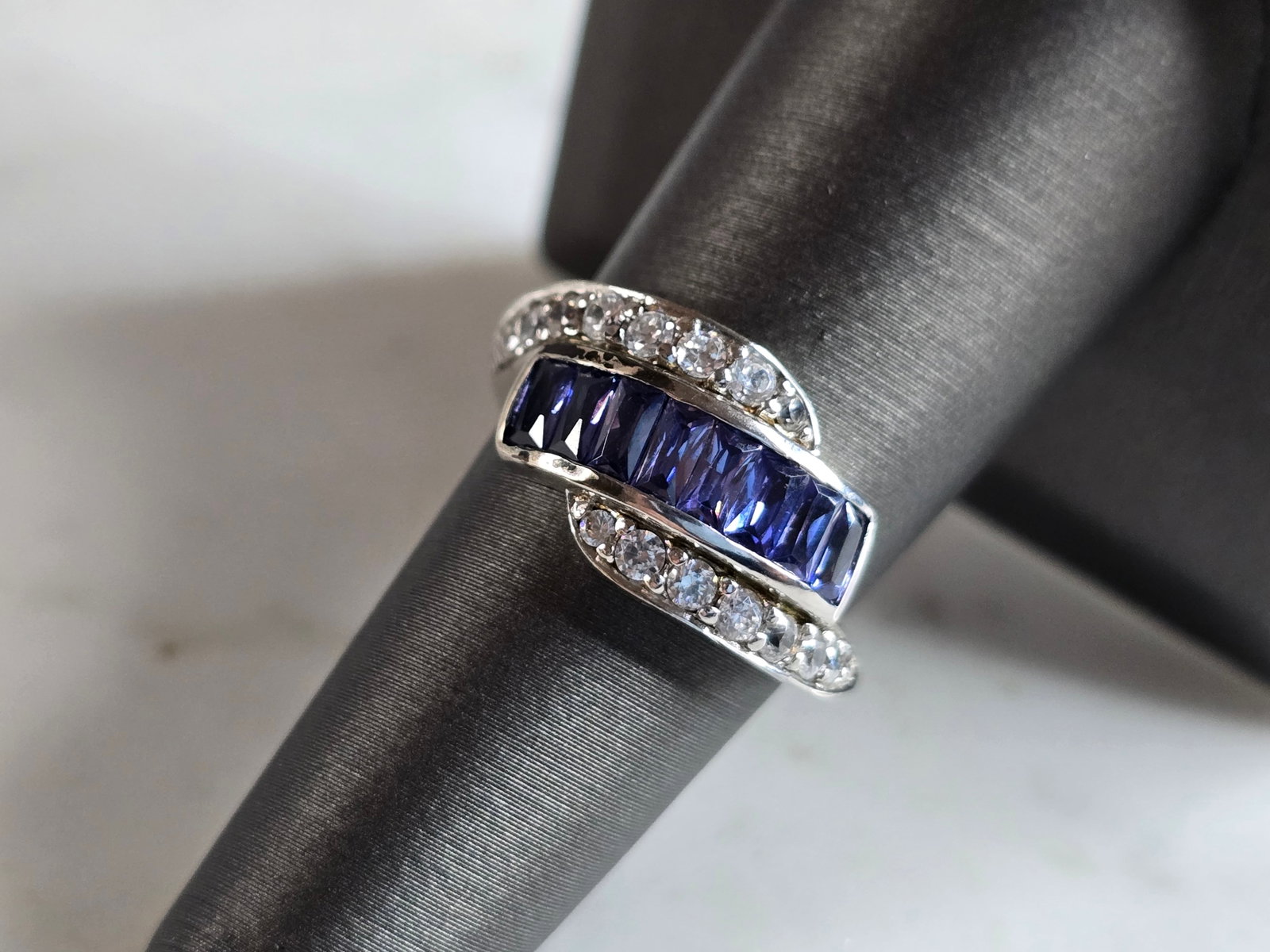 Womens Estate Sterling Silver Modernist Ring: A WOMENS ESTATE STERLING SILVER MODERNIST STYLE RING. RING WEIGHS 4.1g AND IS A SIZE 7.0. THE WIDTH OF THE RING IS 1/2". THIS WOULD MAKE A NICE GIFT FOR THAT SOMEONE SPECIAL. ANY QUESTIONS PLEASE DO N