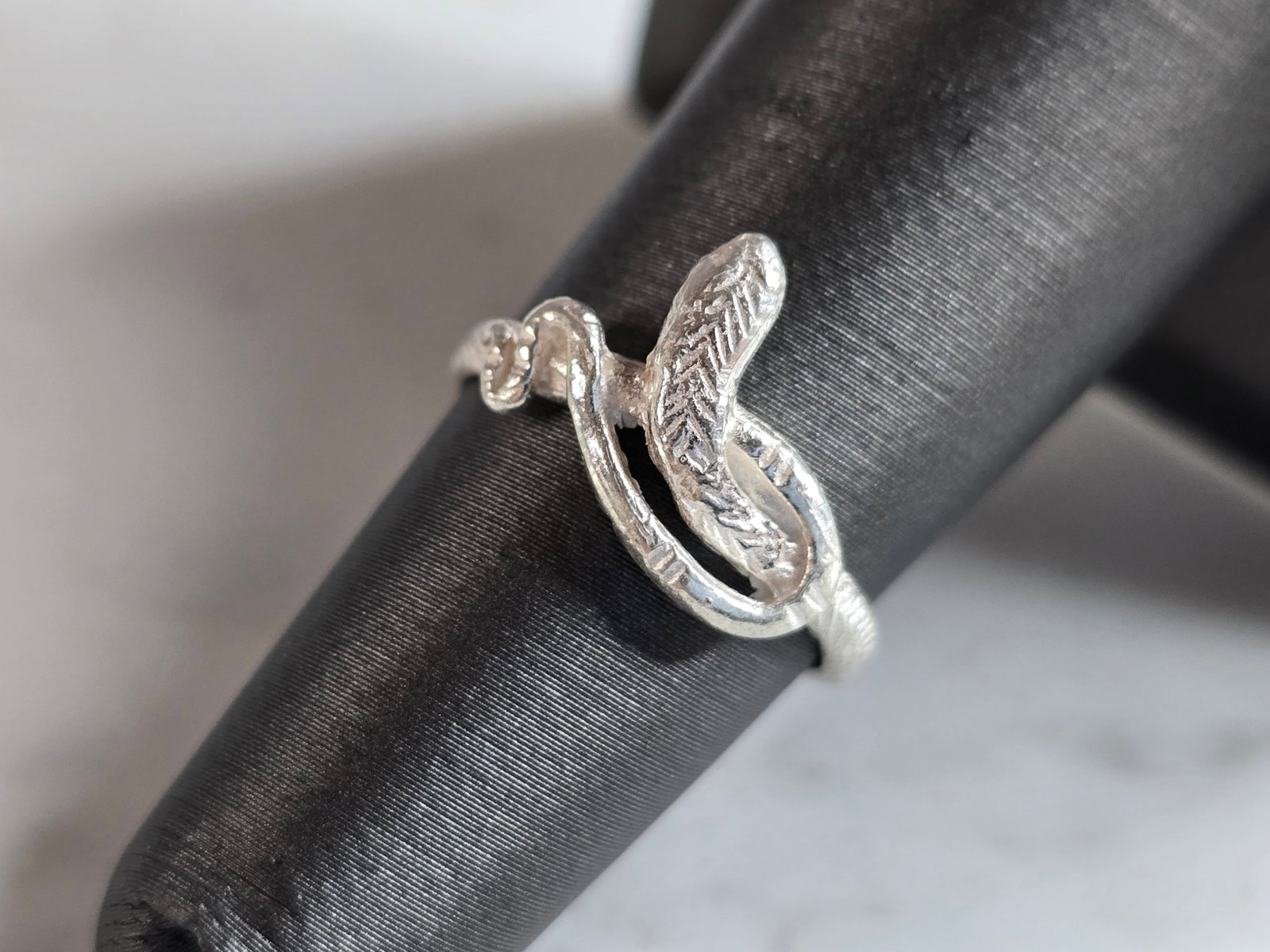 Womens Vintage Estate Sterling Silver Snake Ring: A WOMENS VINTAGE ESTATE STERLING SILVER SNAKE RING. RING WEIGHS 2.0g AND IS A SIZE 6.25. THE WIDTH OF THE RING IS 3/8". THIS WOULD MAKE A NICE GIFT FOR THAT SOMEONE SPECIAL. ANY QUESTIONS PLEASE DO NO