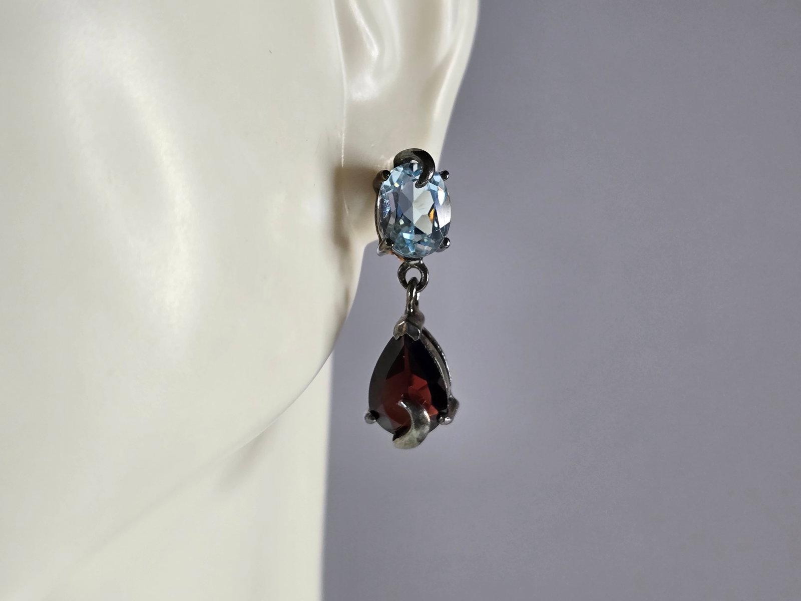 Womens Vintage Estate Sterling Silver Modernist Earrings: A PAIR OF WOMENS VINTAGE ESTATE STERLING SILVER MODERNIST EARRINGS THAT WEIGH 4.5g, AND MEASURE 1" LONG BY 1/4" WIDE. ANY QUESTIONS, PLEASE DO NOT HESITATE TO ASK. BE SURE TO CHECK OUT SOME OF MY OTHE