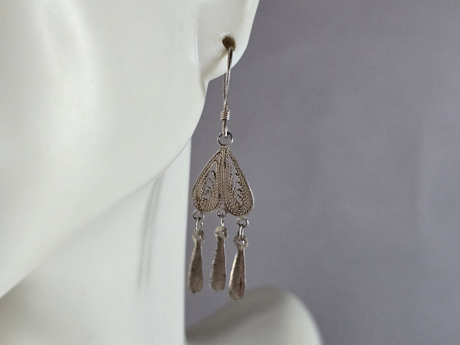 Womens Vintage Estate Sterling Silver Filigree Dangle Earrings: A PAIR OF WOMENS VINTAGE ESTATE STERLING SILVER FILIGREE DANGLE EARRINGS. THE EARRINGS WEIGH 1.4g, AND MEASURES 1 1/2" LONG AND 1/2" WIDE. MAKES A LOVELY GIFT FOR THAT SOMEONE SPECIAL. ANY QUESTIONS, 