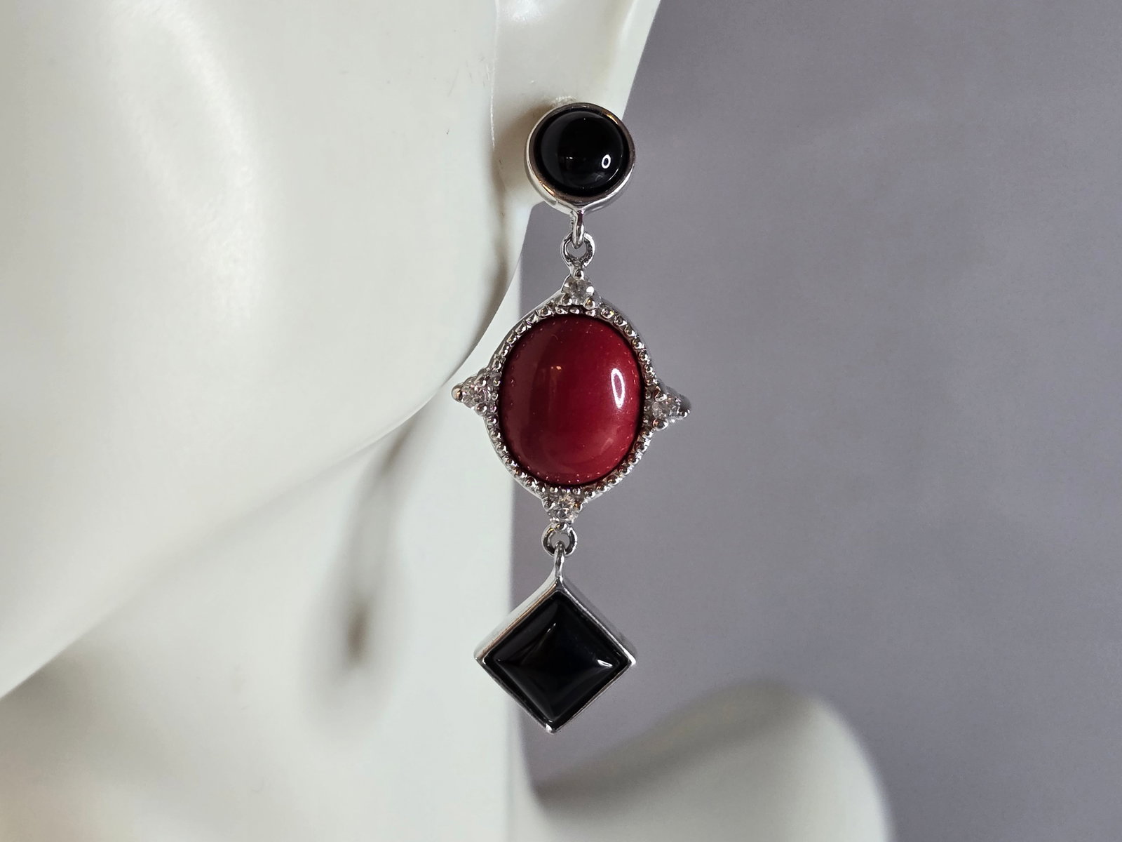 Womens Vintage Estate Sterling Silver Art Deco Style Earrings: A PAIR OF WOMENS STERLING SILVER ART DECO STYLE EARRINGS. NOT SURE IF STONES ARE NATURAL OR MAN MADE. EARRINGS WEIGH 8.7g, AND MEASURE 1 3/4" LONG BY 5/8" WIDE. ANY QUESTIONS, PLEASE DO NOT HESITATE T