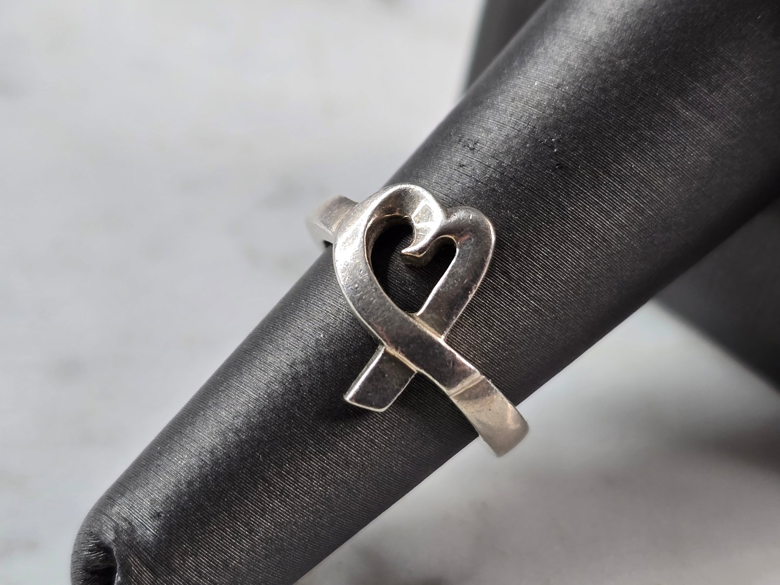 Womens Vintage Estate Sterling "Tiffany & Co." Picasso Heart Ring: A WOMENS VINTAGE ESTATE TIFFANY & CO STERLING HEART RING DESIGNED BY PALOMA PICASSO. THE RING WEIGHS 4.1g, AND IS A SIZE 6.0. THE WIDTH OF THE RING IS 1/2". THIS MAKES A LOVELY GIFT FOR THAT SOMEONE S
