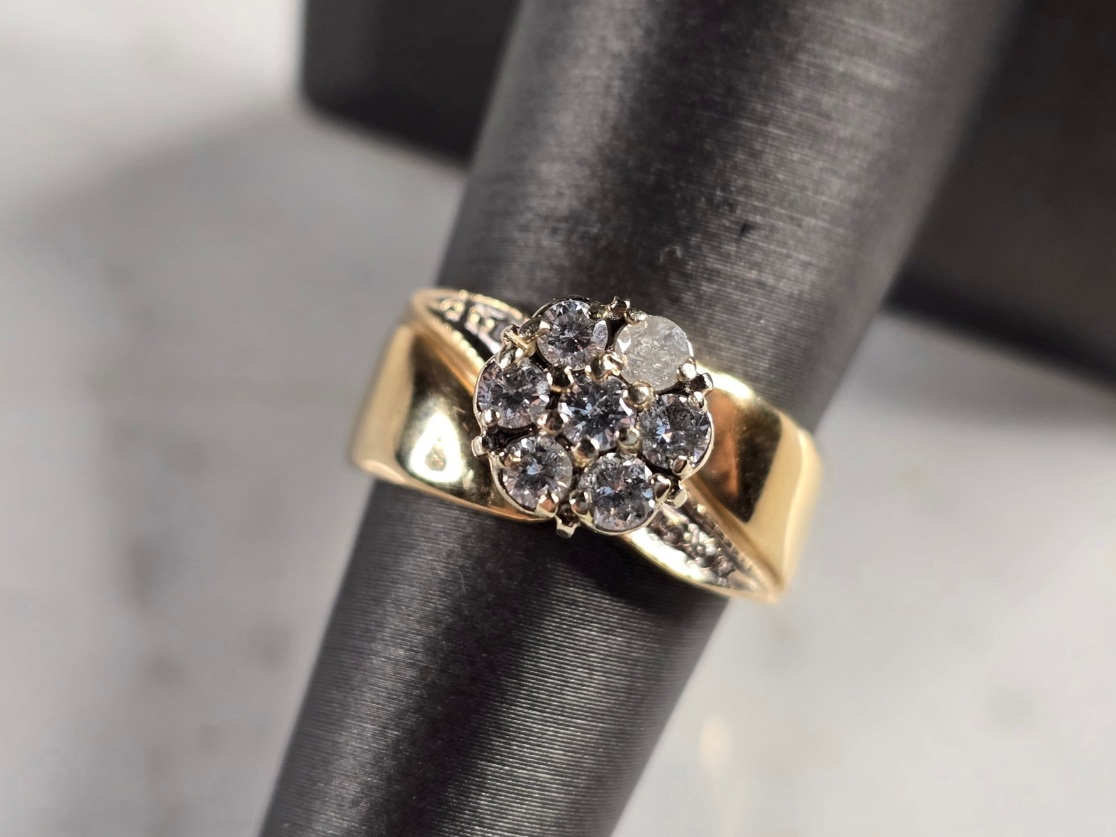 Womens Vintage Estate 14K Yellow Gold Diamond Cluster Ring: A WOMENS VINTAGE ESTATE 14K GOLD DIAMOND RING. THE RING IS A SIZE 6.5, AND WEIGH 6.5g. THE WIDTH OF THE TWO RINGS IS 3/8". THERE ARE ABOUT 0.35cts OF DIAMONDS IN THIS RING. THE RING APPEARS TO HAVE ON