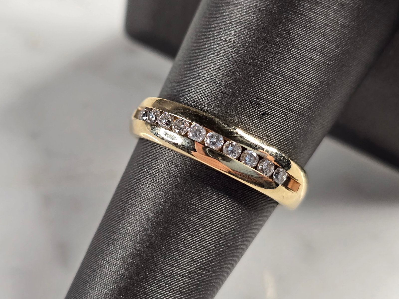 Womens Vintage Estate 14K Gold Tessler Weiss Diamond Ring: A WOMENS VINTAGE ESTATE 14K YELLOW GOLD DIAMOND RING THAT WAS MADE BY TESSLER WEISS. RING HAS ABOUT .20cts OF DIAMONDS. THE TOTAL WEIGHT IS 4.2g, AND IS A SIZE 7.5. THE WIDTH OF THE RING IS 3/16". ANY