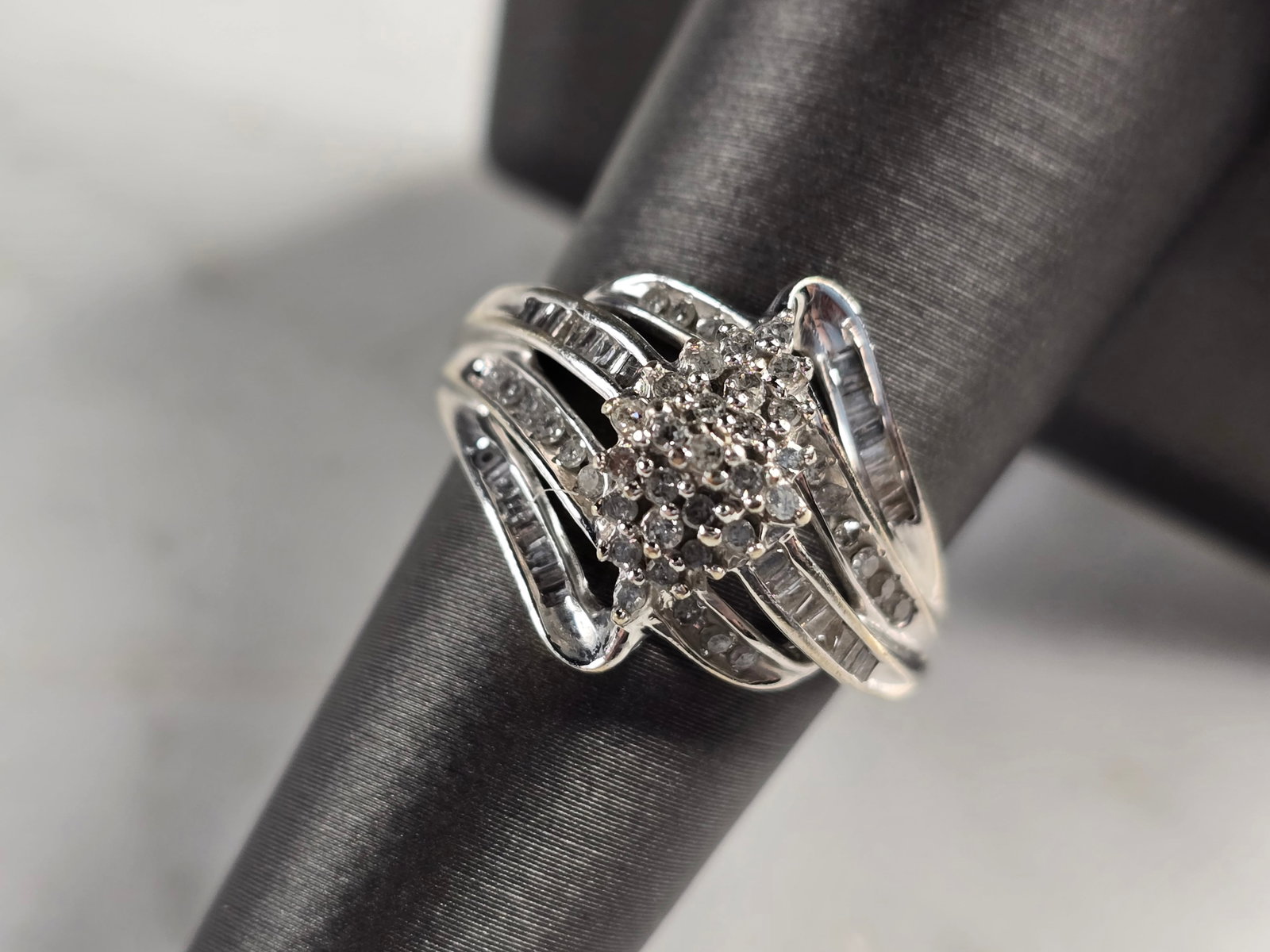 Womens Vintage Estate 10K White Gold Diamond Ring: A WOMENS VINTAGE ESTATE 10K WHITE GOLD DIAMOND RING. THE RING IS A SIZE 7.0, AND WEIGHS 3.5g. RING HAS ABOUT 0.71cts OF DIAMONDS. RING IS MARKED ON THE INSIDE OF THE BAND. THIS IS A BEAUTIFUL GIFT FOR