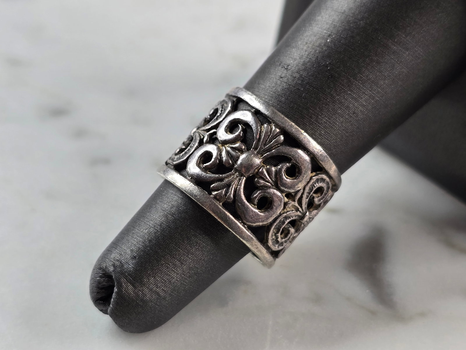 Womens Vintage Estate Sterling Silver Fleur Des Lis Cigar Band Ring: A LOVELY WOMENS VINTAGE ESTATE STERLING SILVER FLEUR DES LIS CIGAR BAND RING. RING SIZE IS A 6.0 AND WEIGHS 5.4g. THE LENGTH OF THE RING IS 5/8". THIS WOULD MAKE A NICE GIFT FOR THAT SOMEONE SPECIAL. 