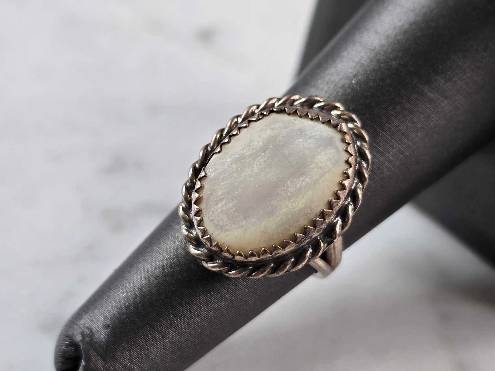 Womens Vintage Estate Sterling Silver Mother of Pearl Ring: A WOMENS VINTAGE ESTATE STERLING SILVER MOTHER OF PEARL RING. THE RING WEIGHS 5.2g, AND IS A SIZE 6.25. THE LENGTH OF THE RING IS 7/8". RING IS NOT MARKED, BUT IT HAS BEEN TESTED AND IS GUARANTEED TO 
