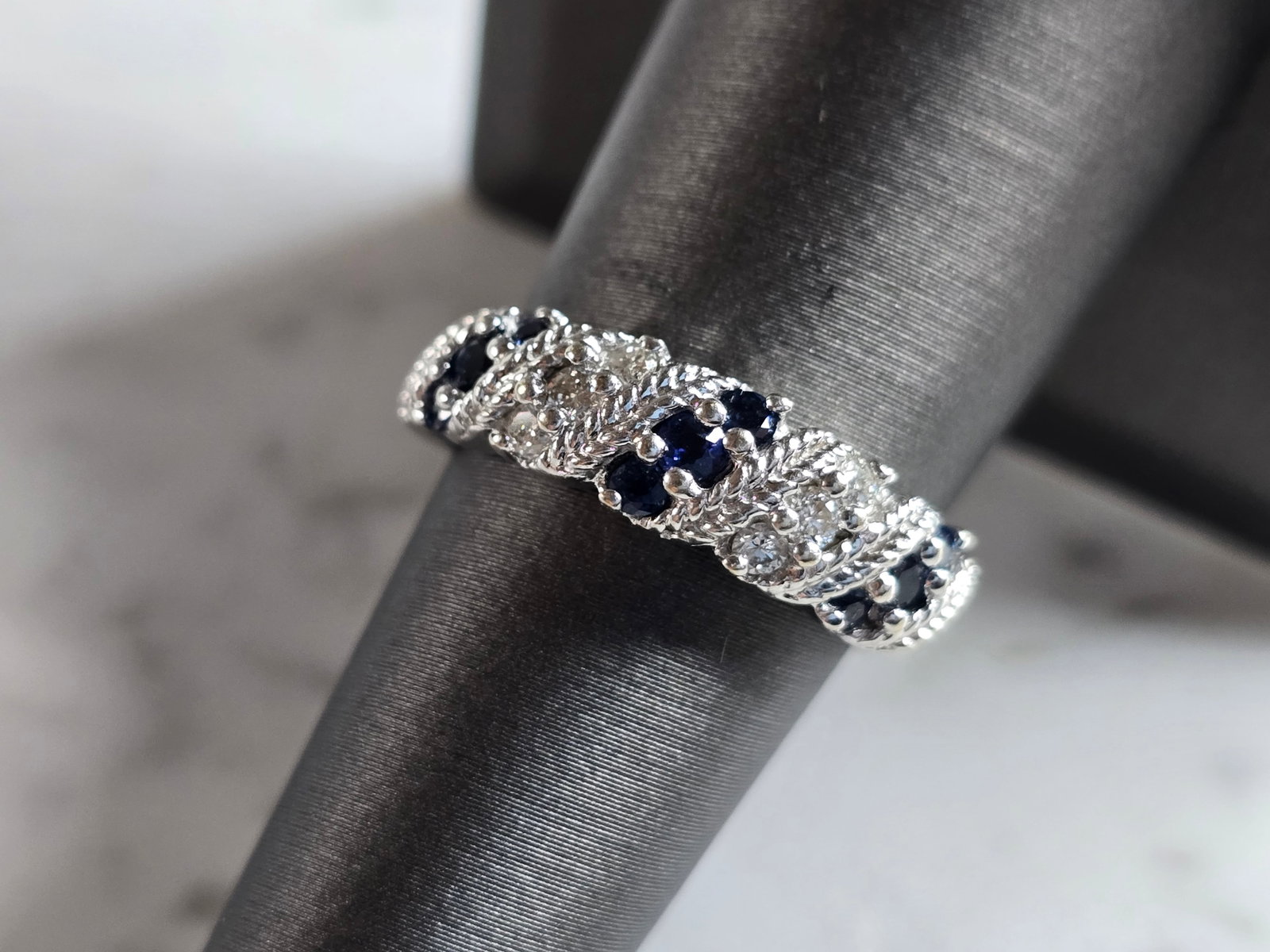 Womens Vintage Estate 14K White Gold Sapphire & Diamond Ring: A WOMENS VINTAGE ESTATE 14K WHITE GOLD SAPPHIRE & DIAMOND RING. THE RING IS A SIZE 7.0 AND WEIGHS 4.9g. THERE ARE ABOUT 6 SMALL DIAMONDS IN THIS RING. THE WIDTH OF THE RING IS 1/4". RING IS MARKED ON 