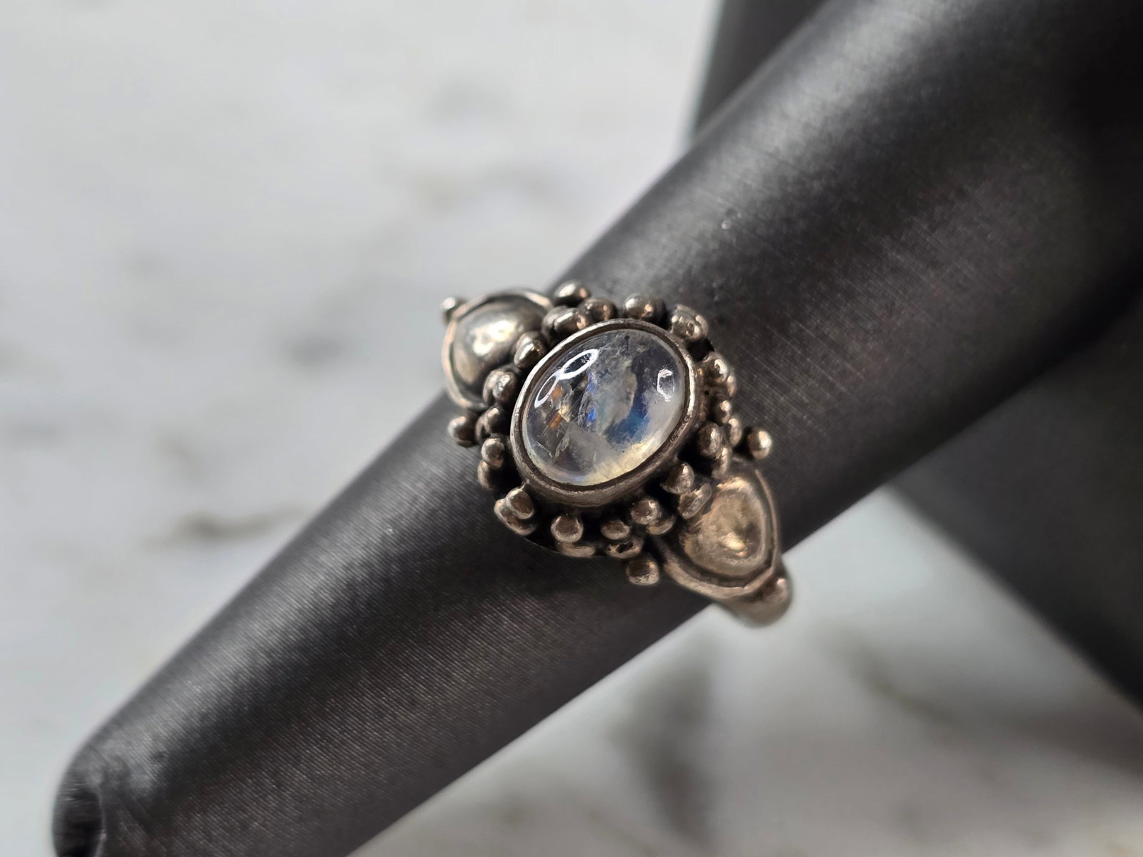 Womens Vintage Estate Sterling Silver Modernist Moonstone Ring: A WOMENS VINTAGE ESTATE STERLING SILVER MODERNIST MOONSTONE RING. THE RING WEIGHS 6.0g, AND IS A SIZE 7.25. THE WIDTH OF THE RING IS 1/2". ANY QUESTIONS PLEASE DO NOT HESITATE TO ASK. BE SURE TO CHECK