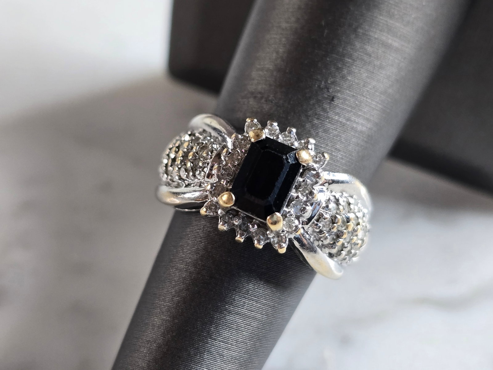 Womens Vintage Estate 14K White Gold Sapphire & Diamond Ring: A WOMENS VINTAGE ESTATE 14K WHITE GOLD SAPPHIRE & DIAMOND RING. THE RING IS A SIZE 6.25 AND WEIGHS 6.8g. THERE ARE ABOUT 54 SMALL DIAMONDS IN THIS RING. THE WIDTH OF THE RING IS 3/8". RING IS MARKED O