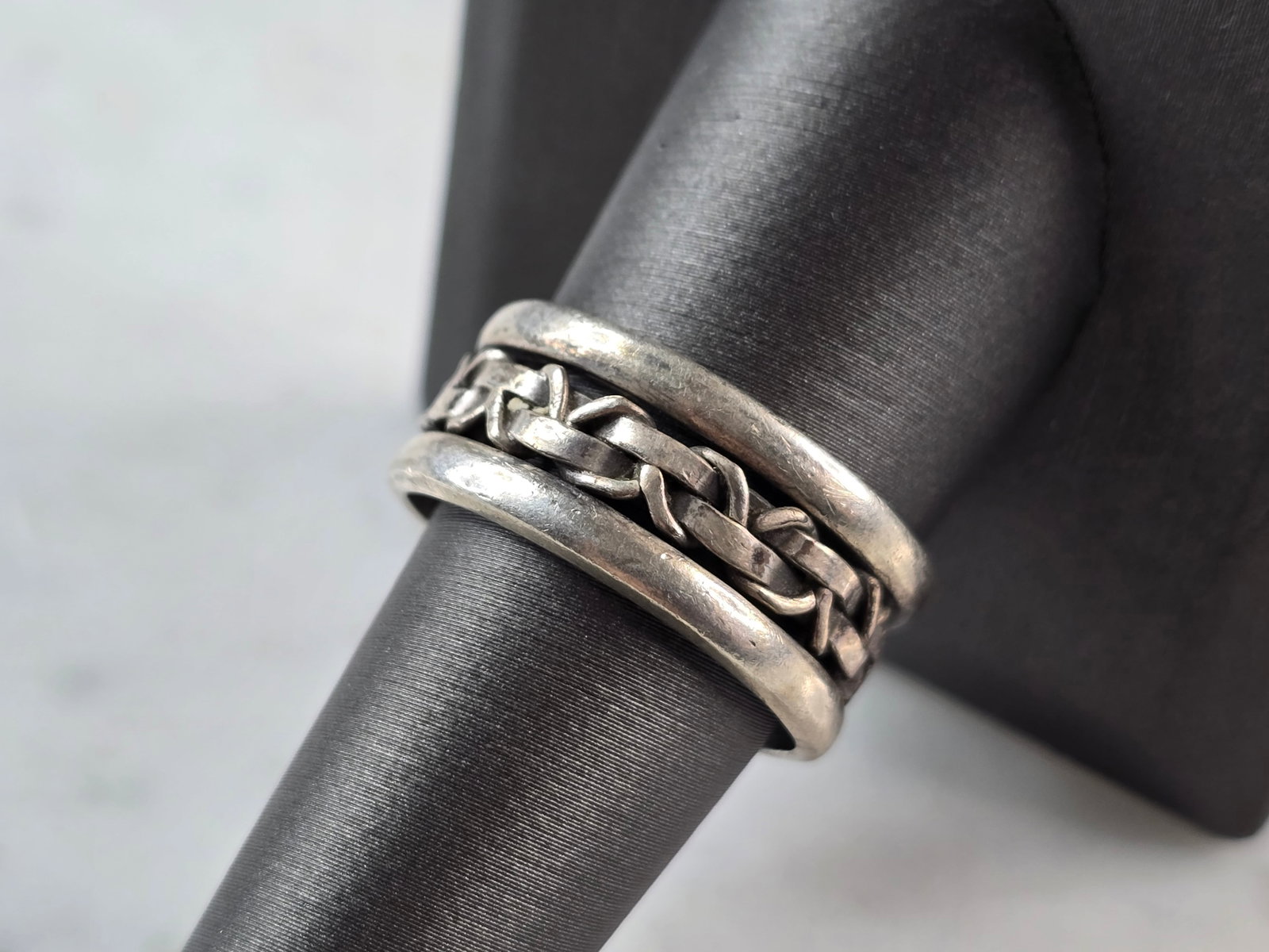 Mens Vintage Estate Sterling Silver Irish Celtic Eternity Knot Ring: A MENS VINTAGE ESTATE CELTIC ETERNITY KNOT RING THAT WEIGHS 6.9g, AND IS A SIZE 10.0. THE RING MEASURES 3/8" WIDE. ANY QUESTIONS PLEASE DO NOT HESITATE TO ASK. BE SURE TO CHECK OUT OUR OTHER GREAT ITE