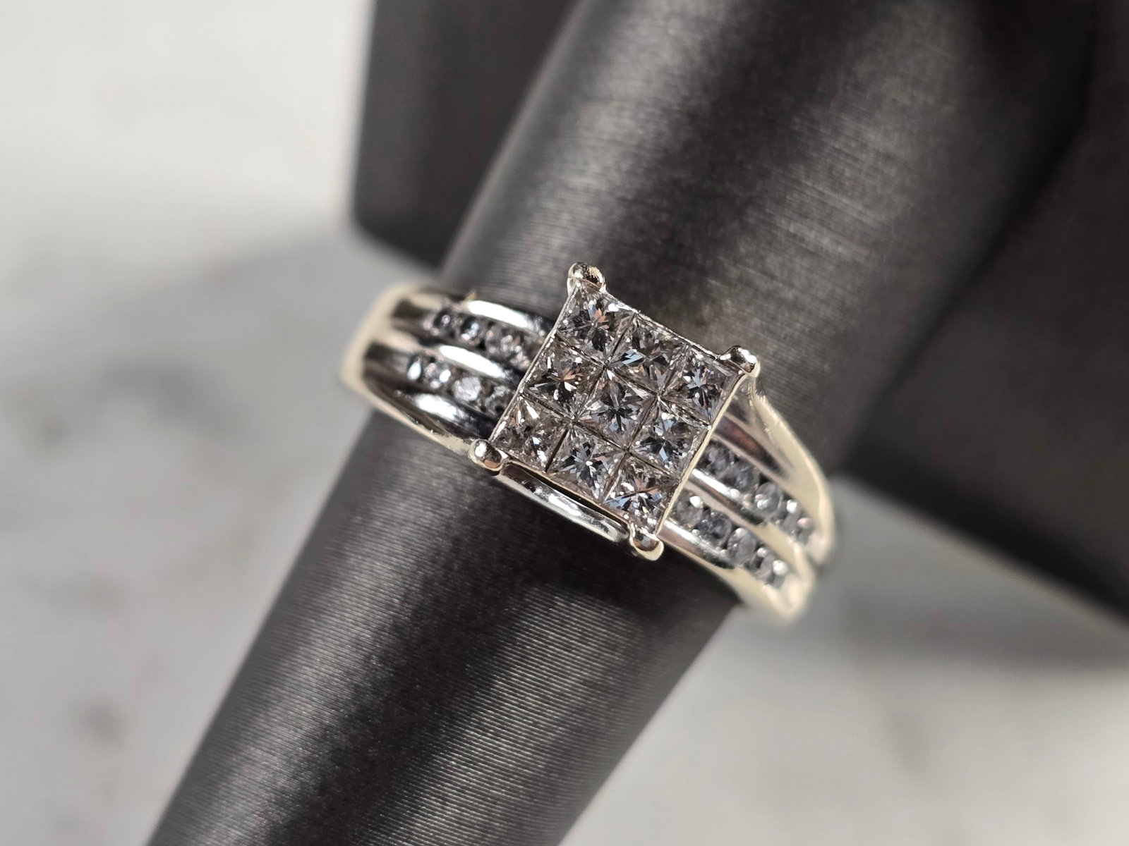 Womens Vintage Estate 14K White Gold Diamond Ring: A WOMENS VINTAGE ESTATE 14K WHITE GOLD DIAMOND RING. THE RING IS A SIZE 8.0, AND WEIGHS 6.4g. THERE ARE ABOUT 1.46cts OF DIAMONDS IN THIS RING. THE WIDTH OF THE RING IS ABOUT 5/16". RING HAS NO MARK, 
