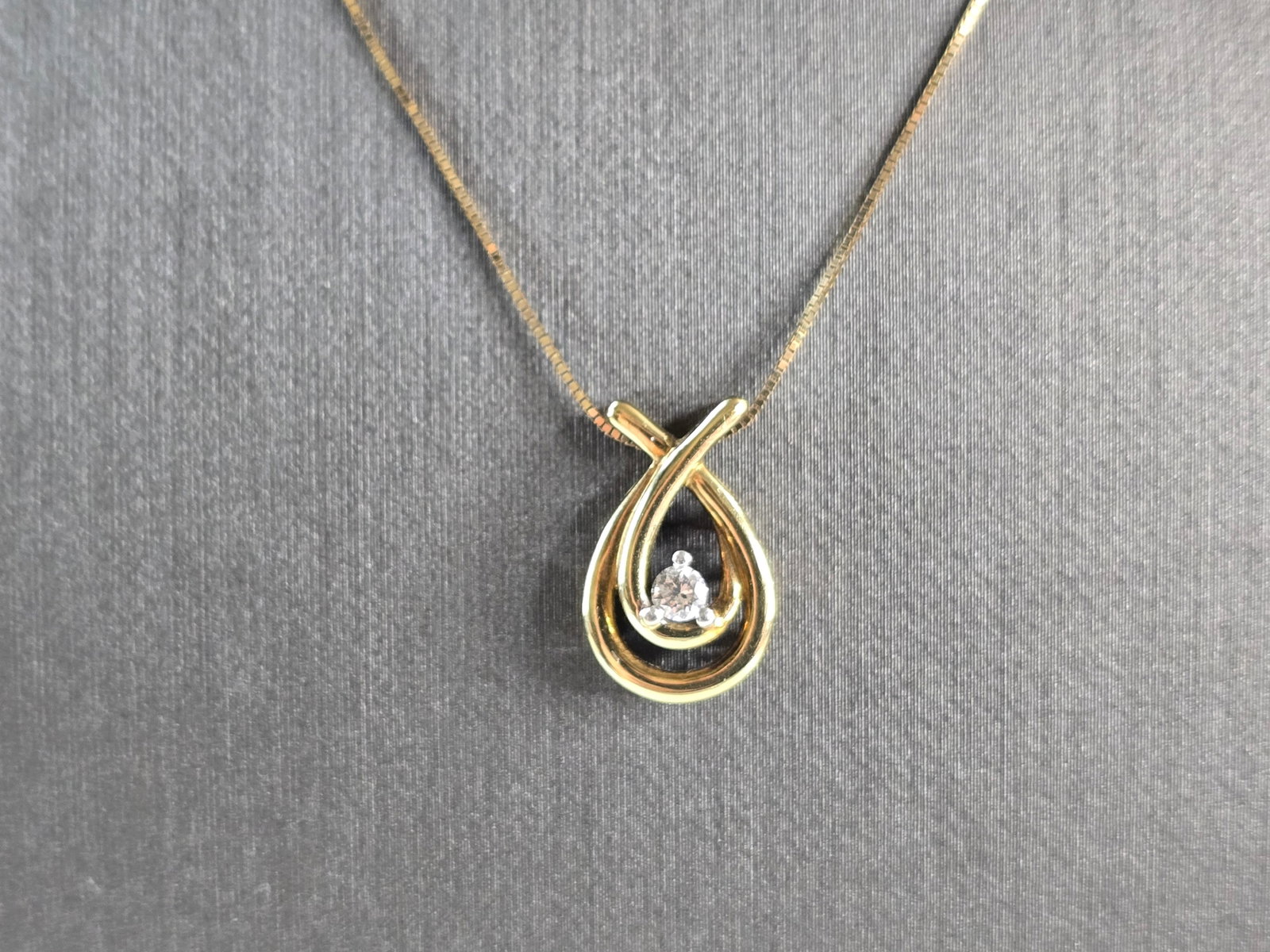 Womens Vintage Estate 10k Gold Necklace w/ Diamond Tear Drop Pendant: A WOMENS VINTAGE ESTATE 10K YELLOW GOLD FINE BOX LINK NECKLACE WITH 10K YELLOW GOLD DIAMOND PENDANT. THE DIAMOND IS ABOUT 0.10cts. THE NECKLACE AND PENDANT WEIGHS 2.5g. NECKLACE MEASURES 20" LONG. PEN