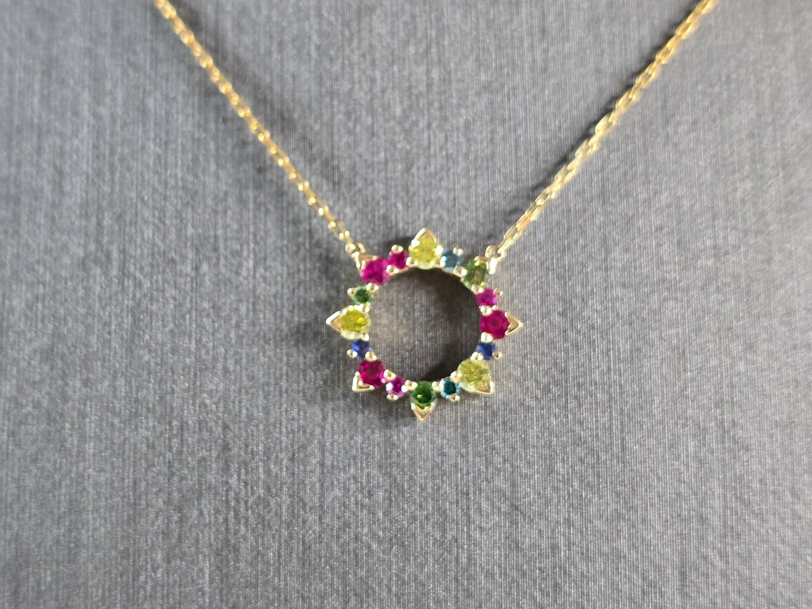 Womens Vintage Estate 14K Gold Multi Stone Pendant w/ Necklace: A LOVELY WOMENS VINTAGE ESTATE 14K GOLD MULTI STONE PENDANT WITH NECKLACE. THE NECKLACE AND PENDANT WEIGH 2.1g. NECKLACE MEASURES 18" LONG . THE PENDANT MEASURES 1/2" LONG BY 1/2" WIDE. MAKES A GREAT 