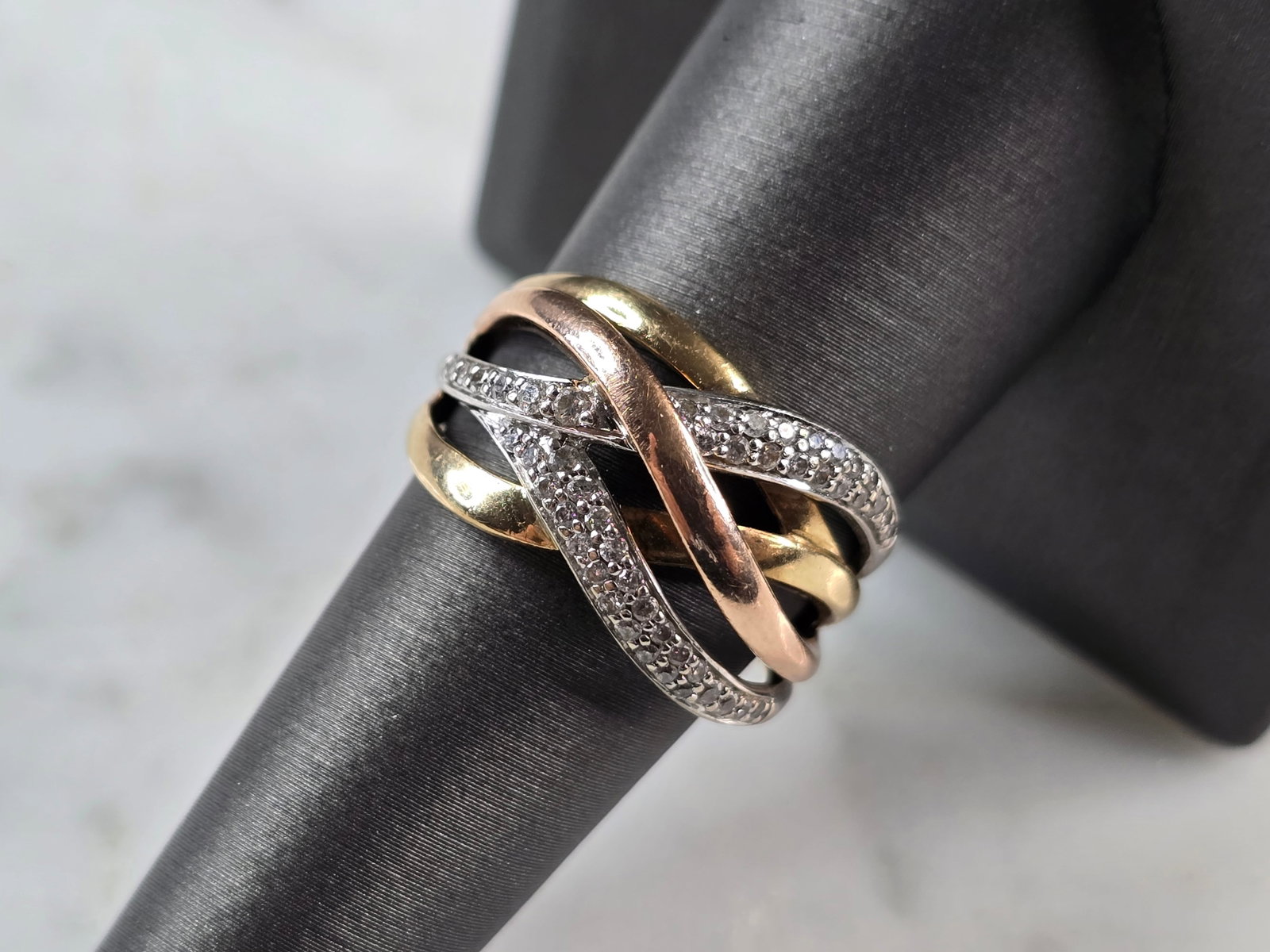 Womens Vintage Estate 10K Mixed Gold Diamond Criss Cross Ring: A WOMENS VINTAGE ESTATE 10K MIXED GOLD DIAMOND CRISS CROSS RING. THE RING IS A SIZE 8.25 AND WEIGHS 4.2g. THERE ARE 47 TINY DIAOMONDS IN THIS RING. DIAMONDS HAVE A BEAUTIFUL SPARKLE TO THEM. RING IS S