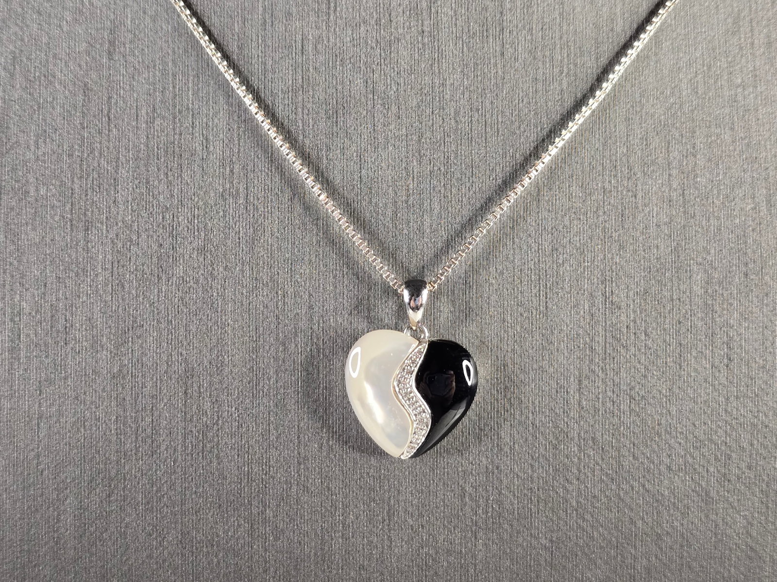 Womens Vintage Estate Sterling Silver Heart Pendant Necklace: A WOMEN'S VINTAGE ESTATE STERLING SILVER HEART PENDANT WITH NECKLACE . THE PENDANT MEASURES 3/4" LONG BY 5/8" WIDE, AND THE NECKLACE MEASURES 18 3/4" LONG. TOGETHER THEY WEIGH 5.1g. WOULD MAKE A GREAT