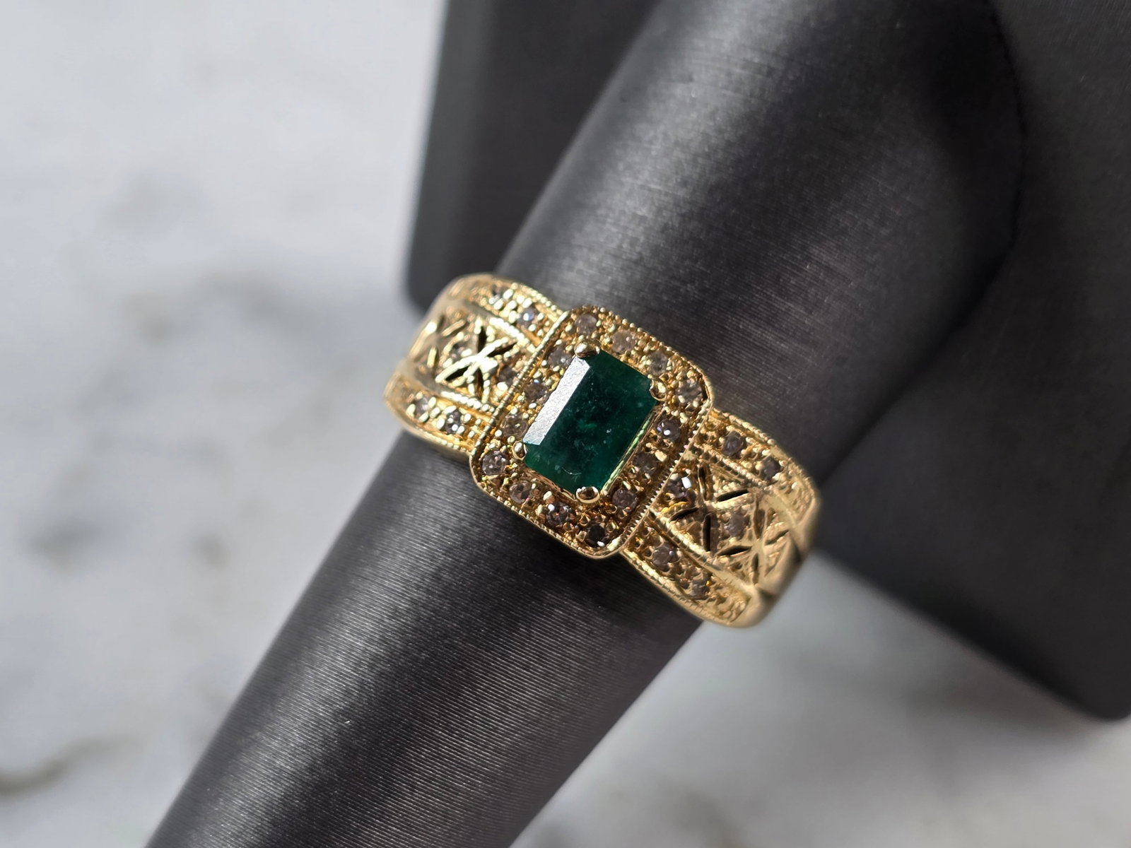 Womens Vintage Estate 10k Yellow Gold Emerald & Diamond Ring (1 of 6)