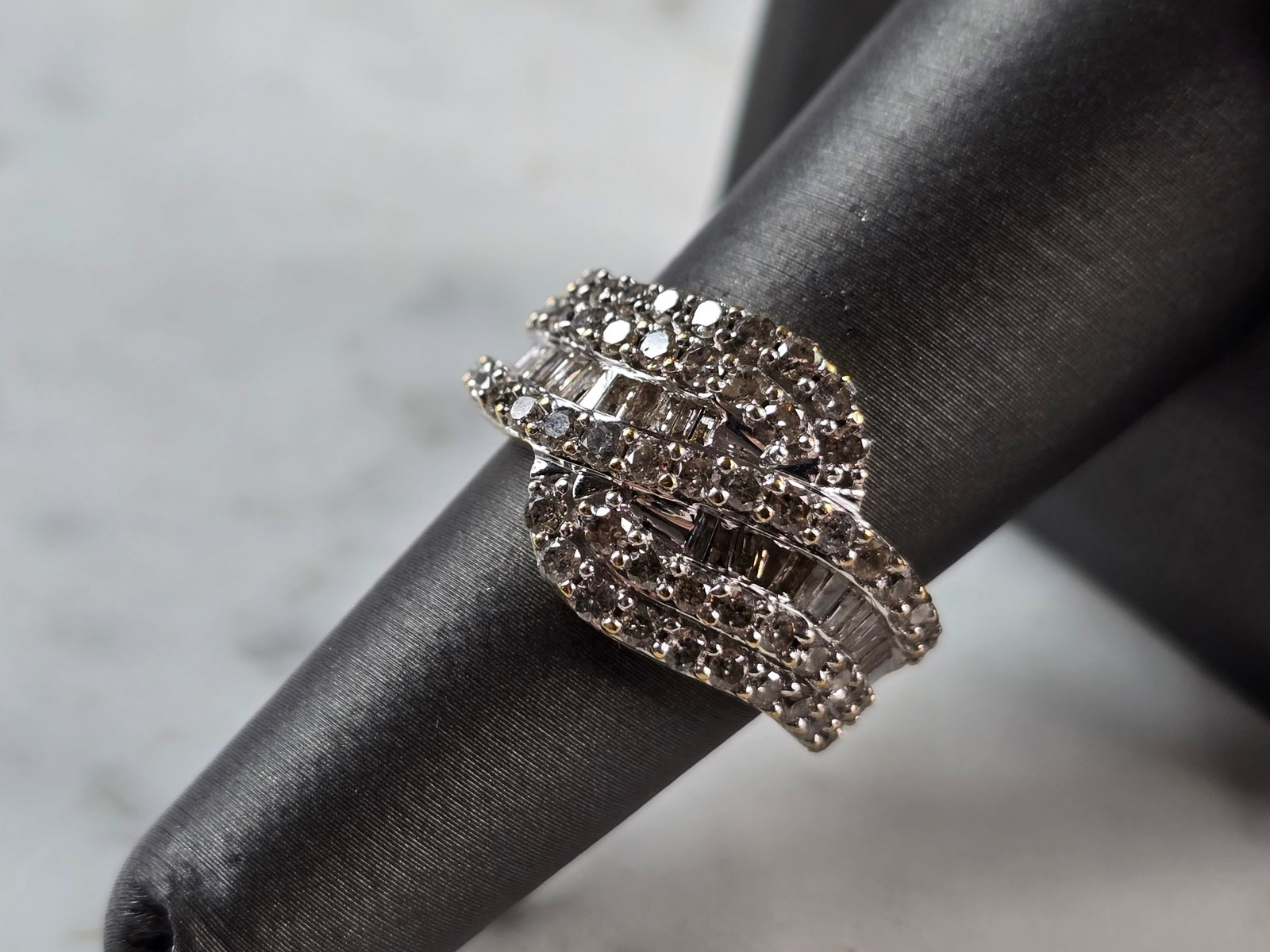 Womens Vintage Estate 10K Gold Diamond Ring: A WOMENS VINTAGE ESTATE 10K GOLD DIAMOND RING. THE RING WEIGHS 6.0g AND IS A SIZE 7.0. THERE ARE ABOUT 88 SMALL DIAMONDS. THE WIDTH OF THE RING IS 5/8". RING DOES HAVE A TINY BLEMISH ALONG THE SHANK. 