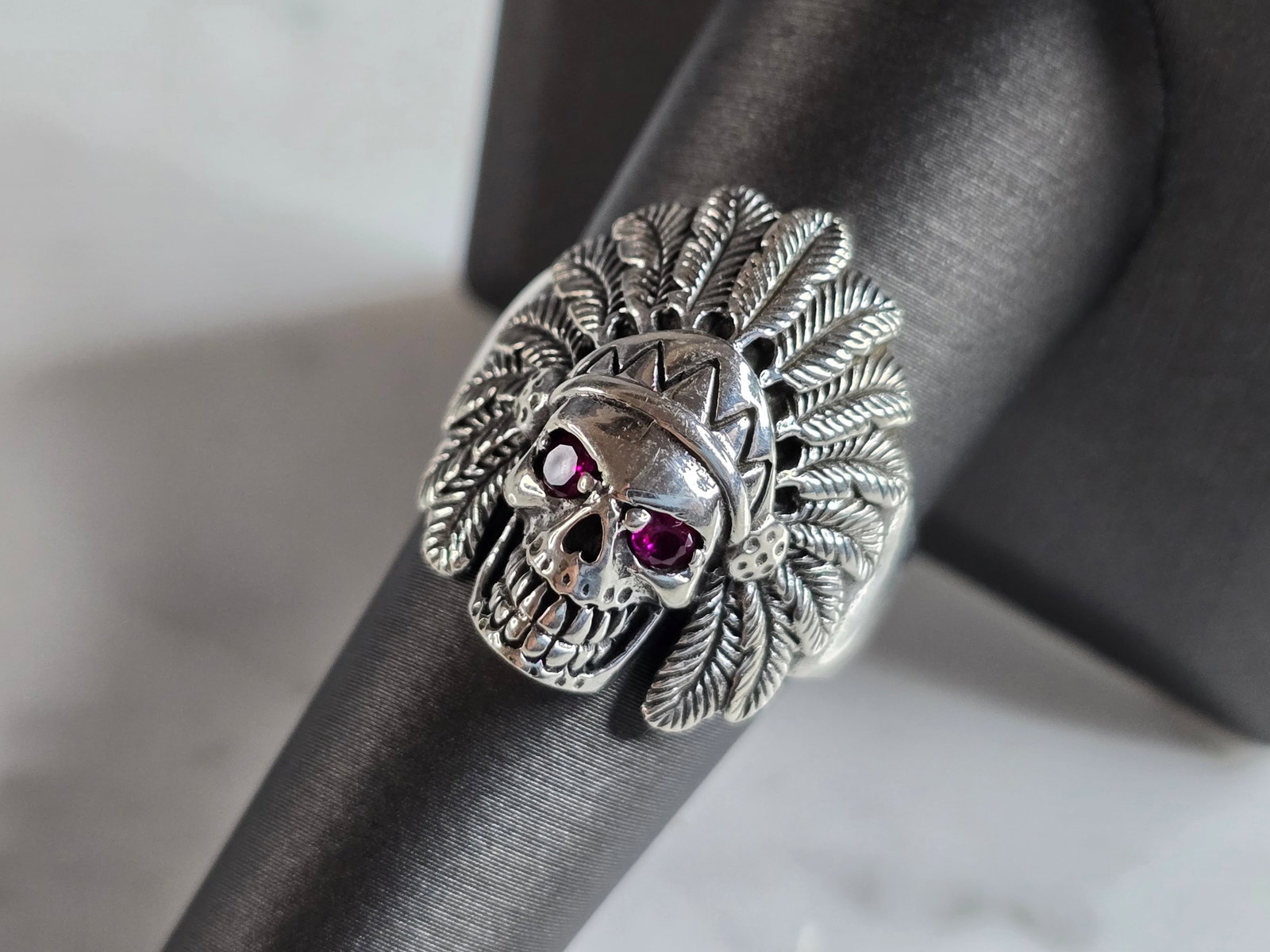 Mens Estate Sterling Silver Chief Head Skull Gothic Ring: A MENS ESTATE STERLING SILVER CHIEF HEAD SKULL GOTHIC RING. THE TOTAL WEIGHT IS 6.9g, AND IS A SIZE 10.0. THE LENGTH OF THE RING IS 7/8". ANY QUESTIONS PLEASE DONT HESITATE TO ASK. BE SURE TO CHECK OU