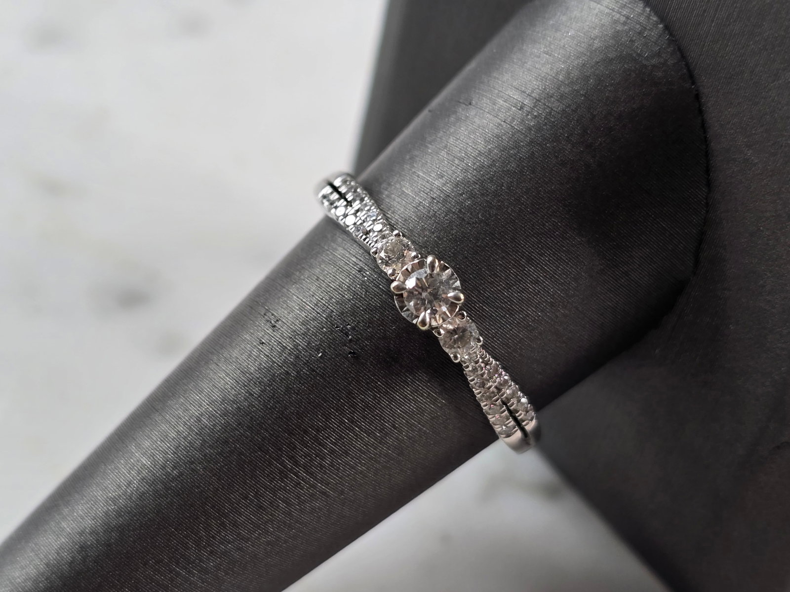 Womens Vintage Estate 10K White Gold Diamond Ring: FOR SALE IS THIS VINTAGE ESTATE 10K WHITE GOLD DIAMOND RING. THE RING IS A SIZE 10.0 AND WEIGHS 2.4g. THE CENTER DIAMOND IS ABOUT .07cts, WITH TWO .05cts FLANKING IT AND ANOTHER 28 TINY ACCENT DIAMOND