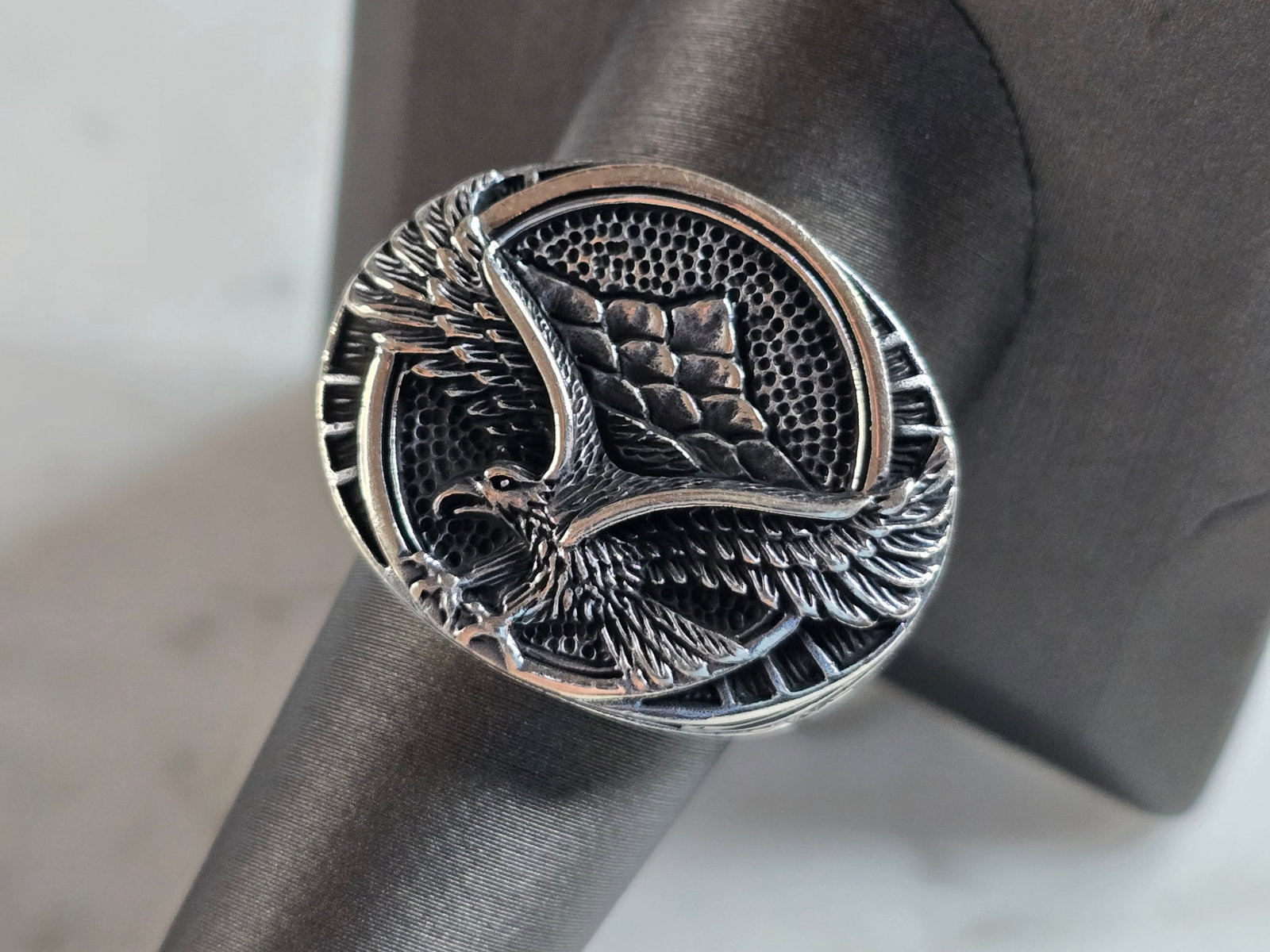 Mens Estate Sterling Silver Eagle Ring: A MENS ESTATE STERLING SILVER EAGLE RING. THE TOTAL WEIGHT IS 12.3g, AND IS A SIZE 11.0. THE LENGTH OF TH ERING IS 3/4". THIS RING WOULD MAKE A GREAT GIFT FOR SOMEONE SPECIAL. ANY QUESTIONS PLEASE DON