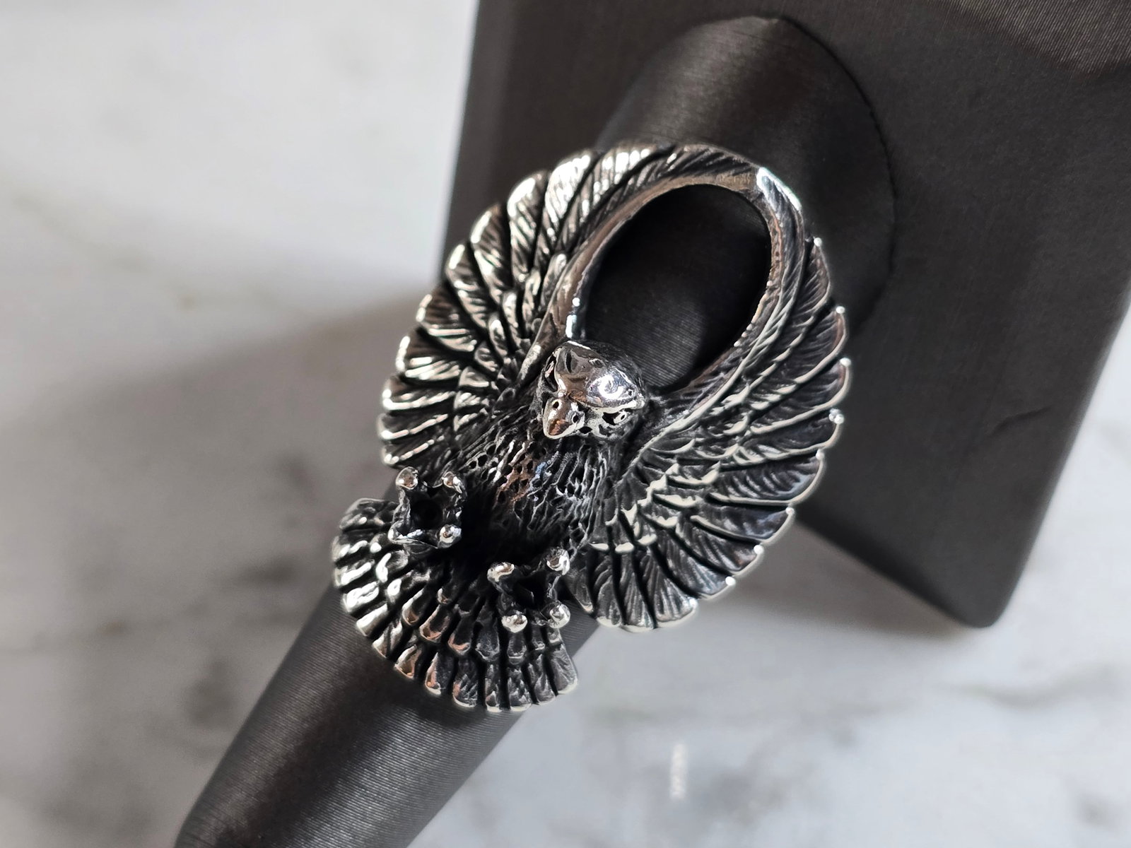 Mens Estate Sterling Silver Eagle Ring: A MENS ESTATE STERLING SILVER EAGLE RING. THE TOTAL WEIGHT IS 21.4g, AND IS A SIZE 9.0. THE LENGTH OF THE RING IS 1 1/2". THIS RING WOULD MAKE A GREAT GIFT FOR SOMEONE SPECIAL. ANY QUESTIONS PLEASE DO