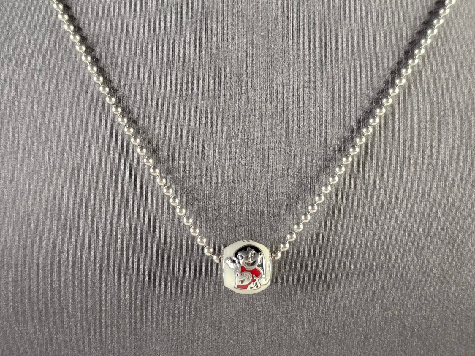 Womens Vintage Estate Sterling Silver Disney Ohana Charm Necklace: A VINTAGE ESTATE STERLING SILVER DISNEY OHANA CHARM NECKLACE THAT WEIGHS 10.1g. THE NECKLACE MEASURES 21" LONG, AND THE CHARM PENDANT MEASURES 3/8" BY 1/2" WIDE. ANY QUESTIONS PLEASE DONT HESITATE TO 