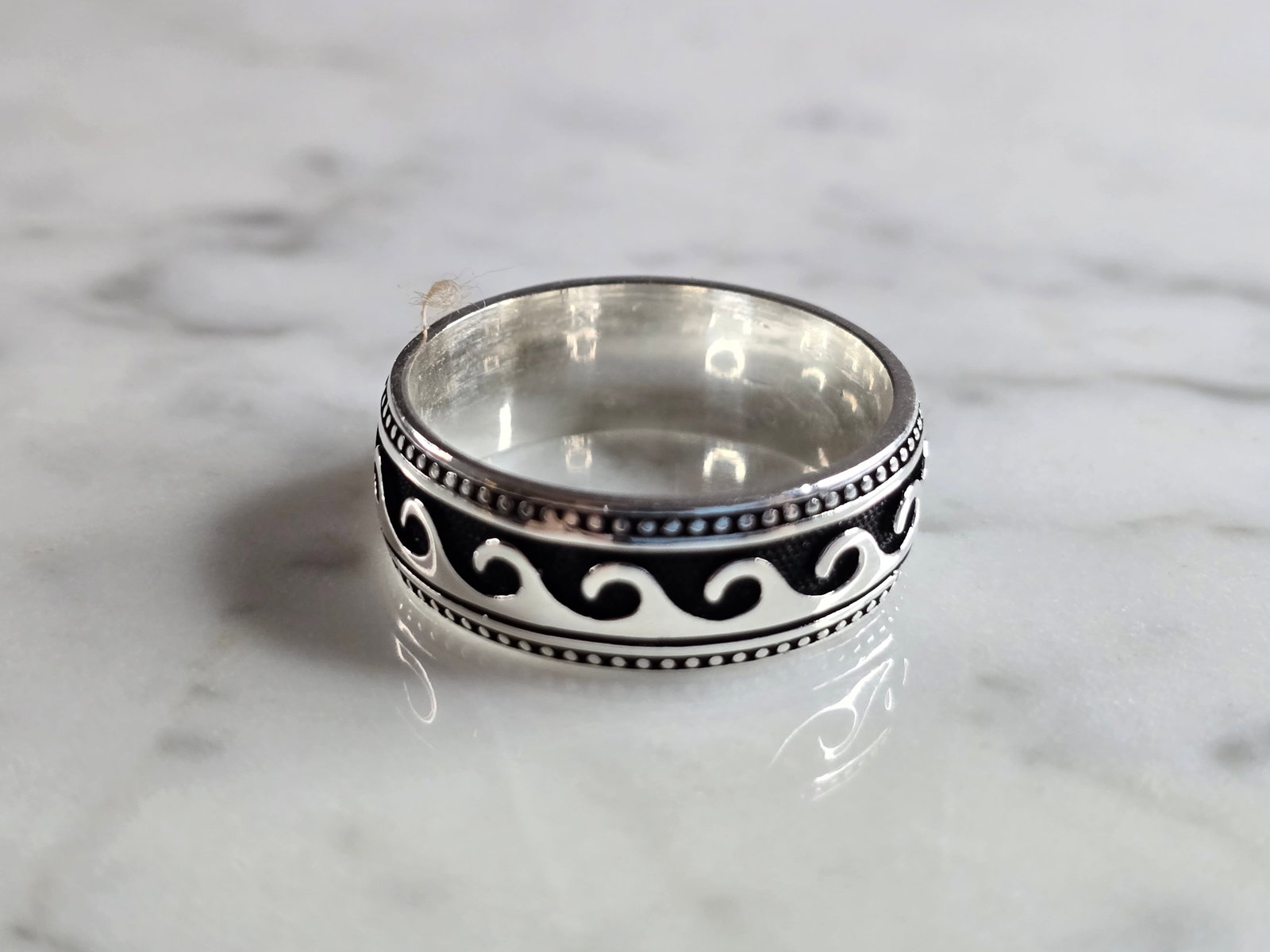Mens Sterling Silver Modernist Tsunami Wave Ring: A MENS STERLING SILVER MODERNIST TSUNAMI WAVE RING. THE TOTAL WEIGHT IS 6.4g, AND IS A SIZE 10.25. THE WIDTH OF THE RING IS 1/4". THIS RING WOULD MAKE A GREAT GIFT FOR SOMEONE SPECIAL. ANY QUESTIONS P