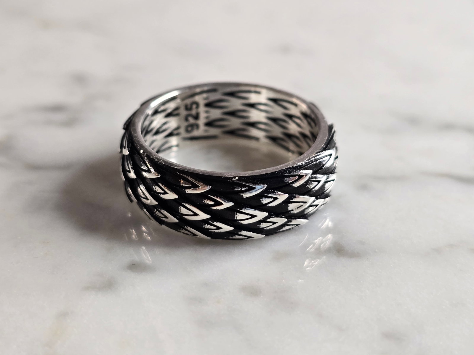 Mens Estate Sterling Silver Modernist Feathered Band Ring: A MENS ESTATE STERLING SILVER MODERNIST FEATHERED BAND RING. THE RING WEIGHS 10.5g AND IS A SIZE 9.0. BAND MEASURES 1/4" WIDE. THIS RING WOULD BE A WONDERFUL GIFT FOR THAT SPECIAL SOMEONE. ANY QUESTIO