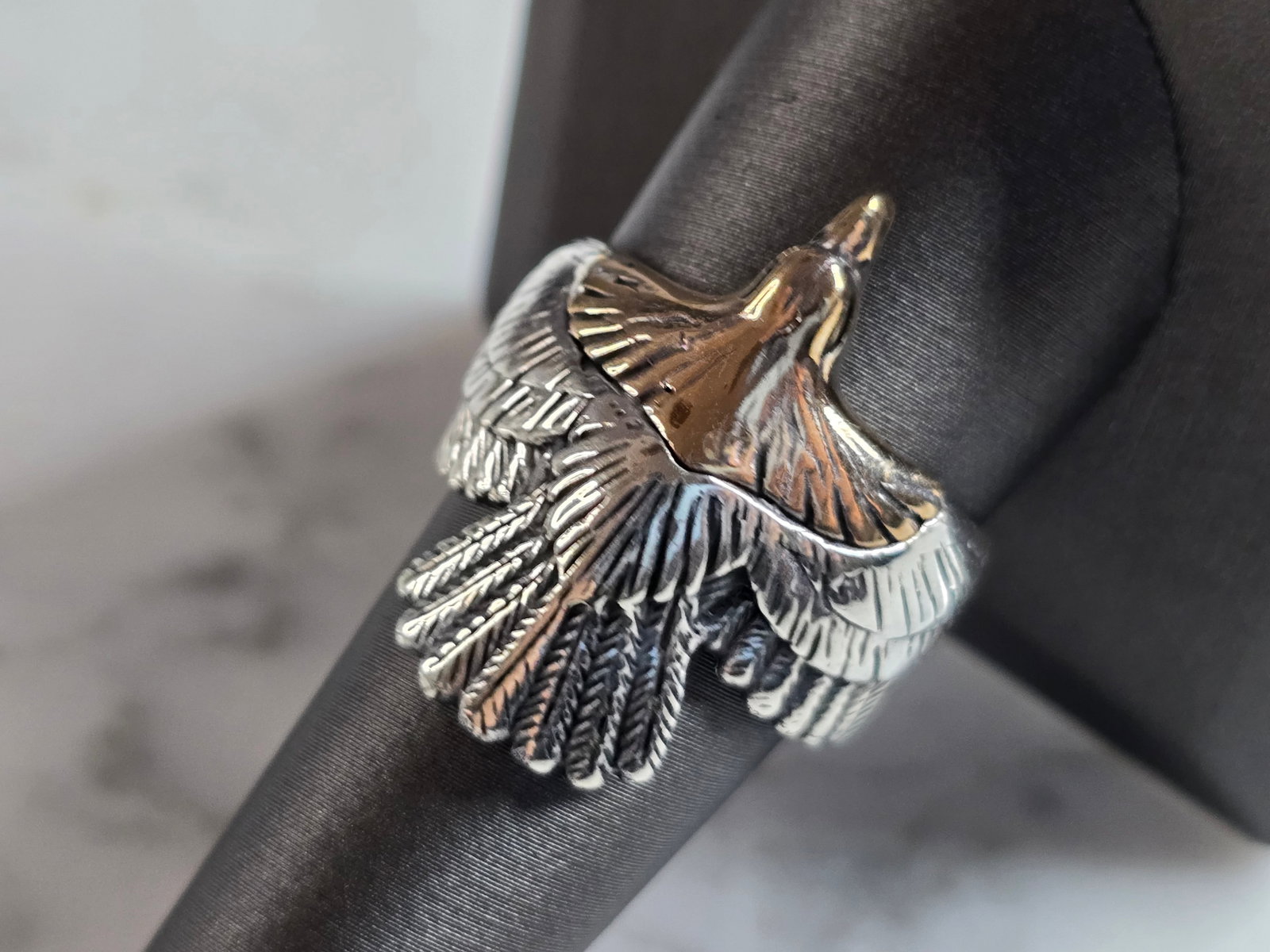 Mens Sterling Silver Two Tone Eagle Ring: A MENS STERLING SILVER TWO TONE ADJUSTABLE EAGLE RING. THE TOTAL WEIGHT IS 8.6g, AND IS A SIZE 12.0. THE LENGTH OF THE RING IS 1". THIS RING WOULD MAKE A GREAT GIFT FOR SOMEONE SPECIAL. ANY QUESTIONS 