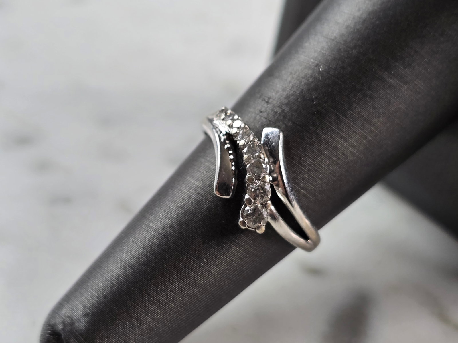 Womens Vintage Estate 10K White Gold Modernist Diamond Ring: FOR SALE IS THIS VINTAGE ESTATE 10K WHITE GOLD MODERNIST DIAMOND RING. THE RING IS A SIZE 7.0 AND WEIGHS 2.3g. THE WDITH OF THE RING IS 3/8". THERE ARE 8 TINY GRADUATED DIAMONDS. THE RING MAKES A BEAU
