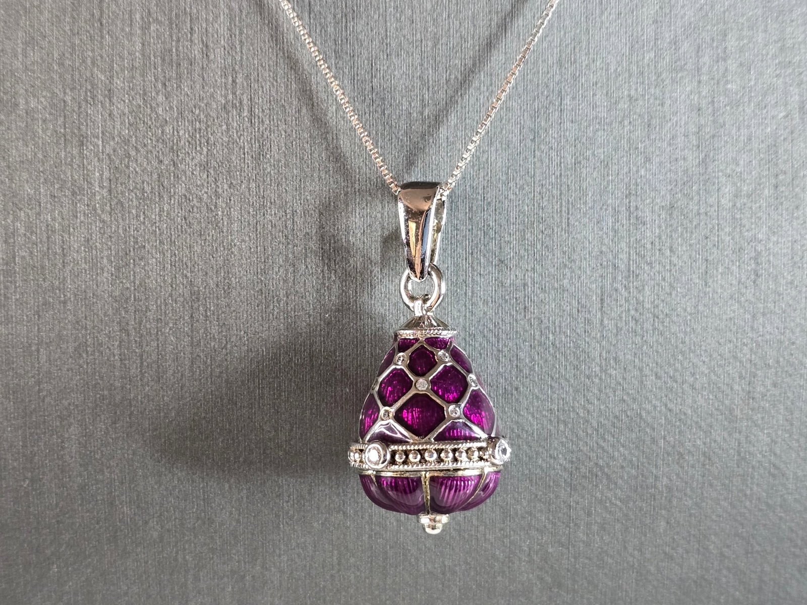 Womens Vintage Estate Sterling Silver Enamel Egg Pendant Necklace: A WOMENS VINTAGE ESTATE STERLING SILVER ENAMELED EGG PENDANT WITH NECKLACE. PENDANT WITH NECKLACE WEIGHS 13.8g. PENDANT MEASURES 1 1/2" LONG BY 3/4" WIDE. THE NECKLACE MEASURES 18 1/2" LONG. MAKES A G