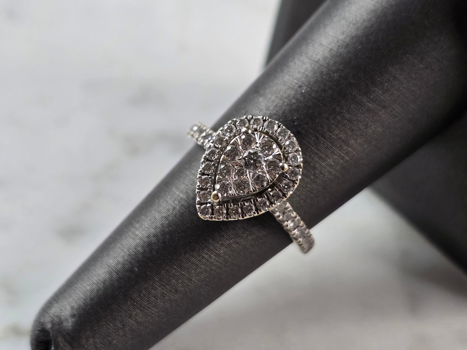 Womens Vintage Estate 14K White Gold Pear Shaped Diamond Ring: A WOMENS VINTAGE ESTATE 14K WHITE GOLD PEAR SHAPED DIAMOND RING. THERE ARE 43 TOTAL DIAMONDS IN THIS RING. THE TOTAL WEIGHT IS 3.7g, AND IS A SIZE 7.0. THE WIDTH OF THE RING IS 5/8". ANY QUESTIONS PLE
